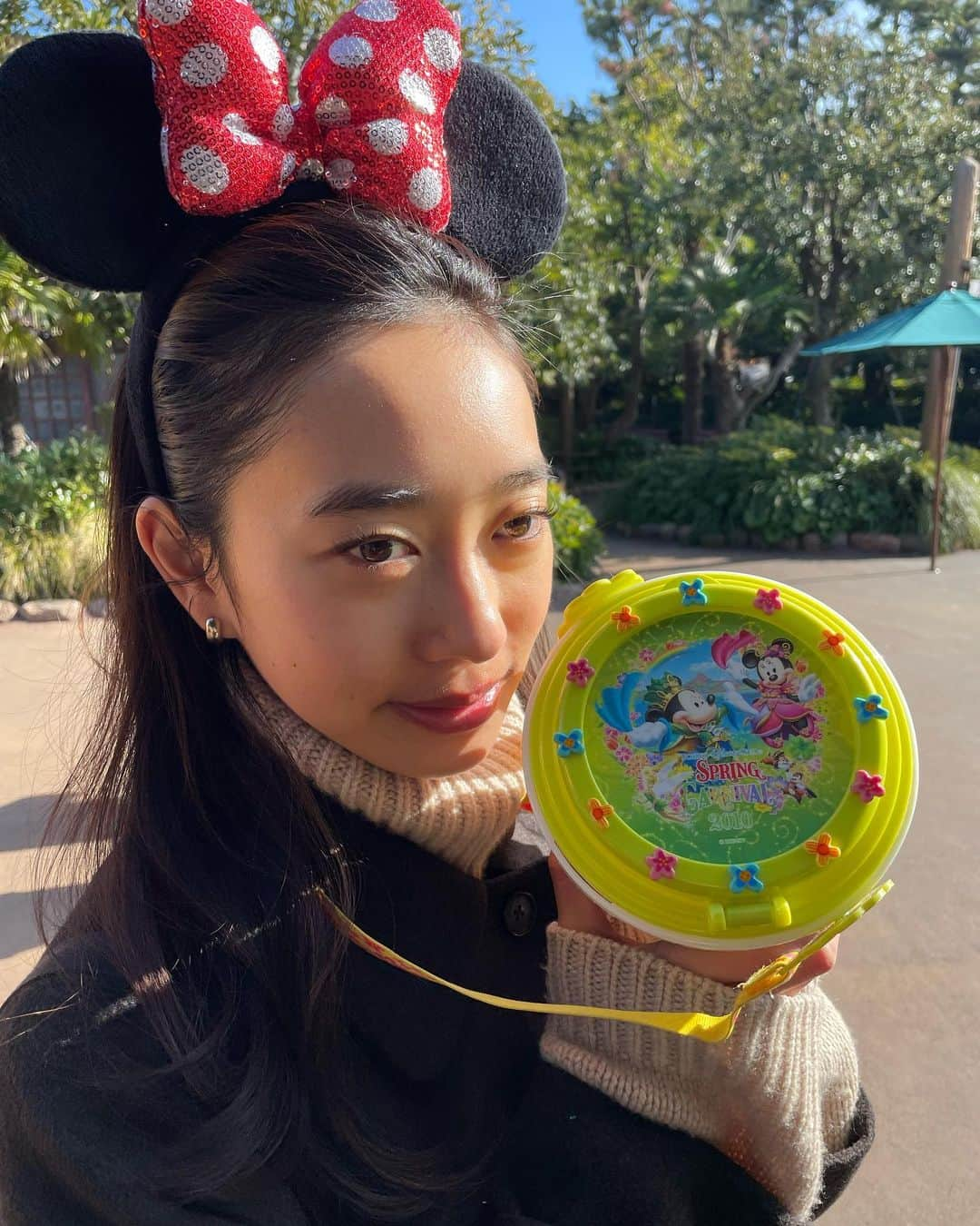 久保りささんのインスタグラム写真 - (久保りさInstagram)「🐭❤️🐭  年末年始に旦那さん一時帰国してまして㊗️、2人で初めてのディズニー  しばらく行ってなかったら、見たことない行列に、課金制のファストパスに、予約必須のレストランにと様変わりしてて、現役大学生の義妹ちゃんサポートなくしては絶対楽しめなかった…ありがたや🥹  ショーを横目に昼夜お酒を楽しみ、パイシチューの美味しさに感動✨(ディナーのワインの仕入れ先がエノテカなの安心感しかない)  2010から愛用のポップコーンケースも、キャストのお兄さんから褒められるレアなヴィンテージに昇格しました🤝🏻  旦那さんは、並び時間の調査カードを何枚ももらってて、爆笑🤣(絶対断らなそうなんだろうな…私にはくれないやつ)   やっぱりディズニーはちゃんと夢の世界でした(請求金額にしっかり現実に引き戻されるけどな🙄)  つらつらと。」4月8日 11時00分 - lissa_kubo