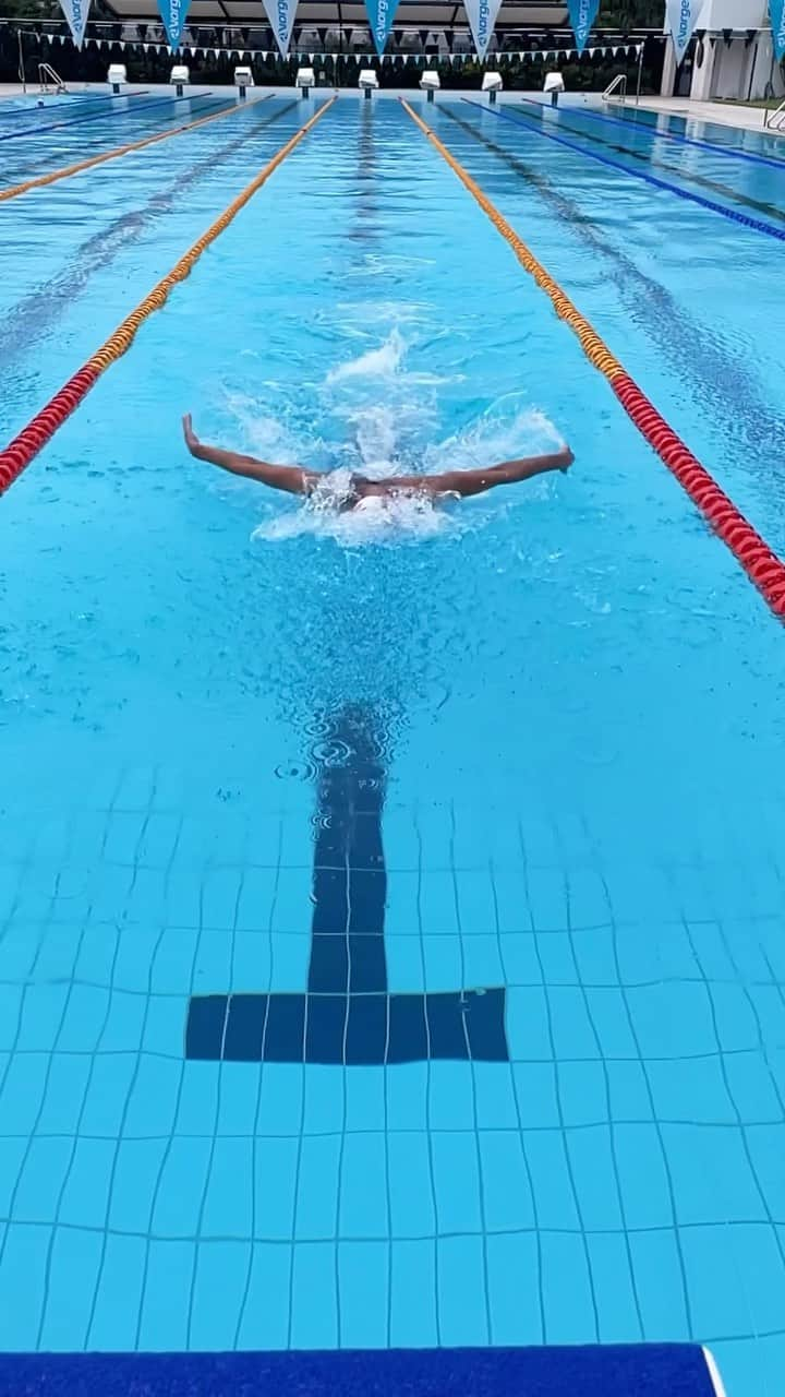 エマ・マッケオンのインスタグラム：「End of a big training week 😴🏊🏼‍♀️」