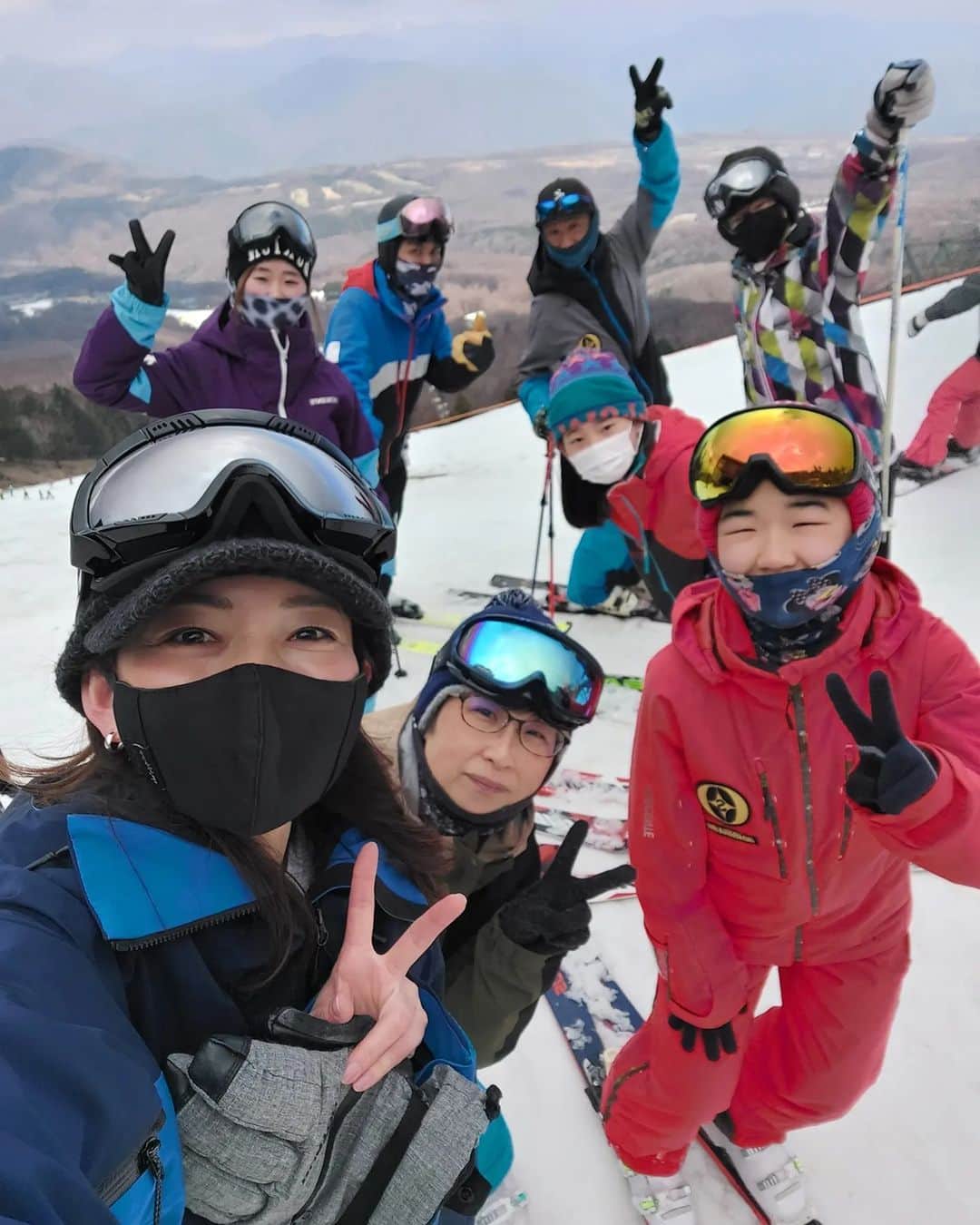 佐藤純さんのインスタグラム写真 - (佐藤純Instagram)「スキー場が今シーズン最終日🎿に行ってきました‼️  楽しすぎて😁2週連続で行っちゃった～🚙  今年は雪が溶けるの早い😢  スキー場のコブとか、怖すぎて絶対にやらない派💦だったけど…挑戦してみたら、ヤバっ😆楽しすぎる🤣  7枚目はいつも一緒に行くお友達先生🎿(さすがの滑り👏)  8枚目のギャーギャーうるさいのが私🎿🤣(最後は先生に突っ込んだ)  9枚目は、ただただ危なっかしい平羅🎿🤣  あー、ほんと楽しすぎたー‼️  また来年🎿❤  #ハンターマウンテン #スキー #春スキー #ski #ママ #ママモデル #モデル #mama #mamamodel #model」4月8日 11時14分 - junsatoidea