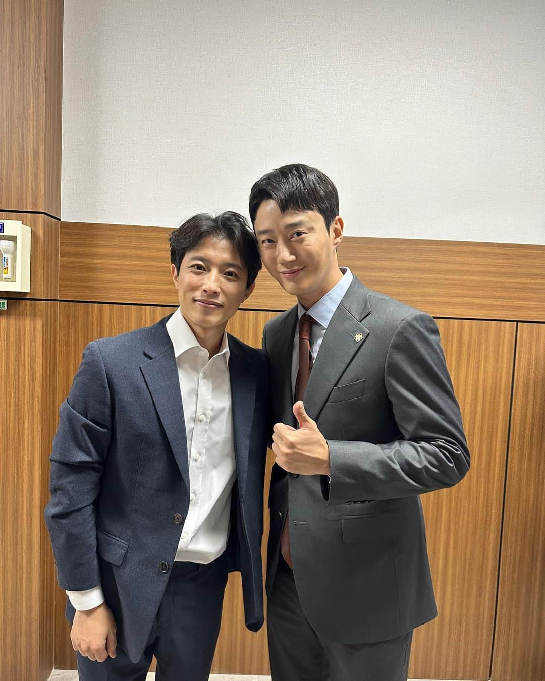 ハン・ジェソクさんのインスタグラム写真 - (ハン・ジェソクInstagram)「#신성한이혼  지난주 이혼조정씬 🤣 @jikyuim 선배님 고생하셨습니다~🙇🏻  이제 단 2회만 남겨진 신성한이혼!!! 오늘밤 10시30분  JTBC에서 만나요!!!!😆 (최준은 또 어떤 일을...?)」4月8日 11時14分 - silvercastle_han