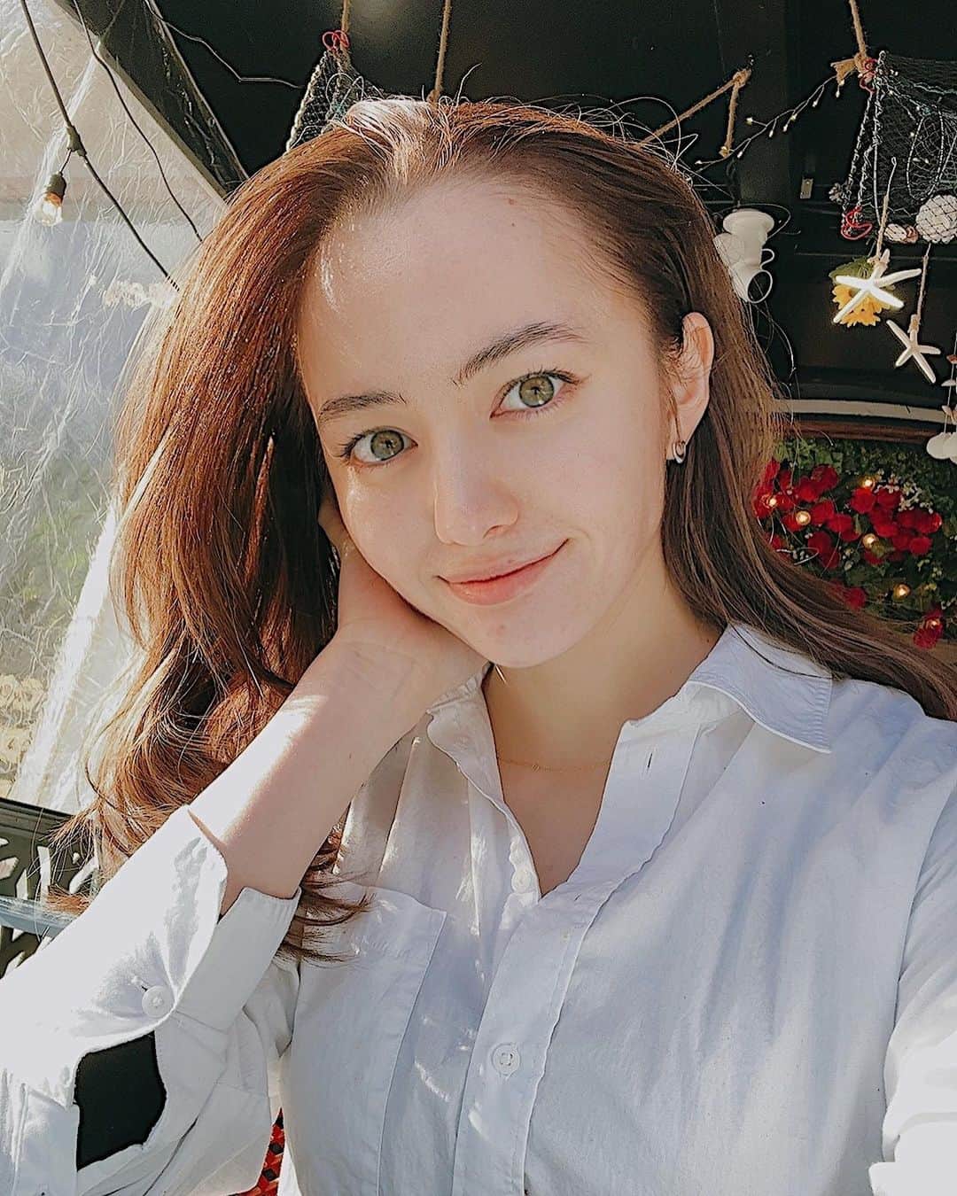 アヤカ・ウィルソンのインスタグラム：「Truly thankful for everything in life no matter what form it is.  And just so much love towards everyone.  I feel like the kid part of me is still scared to be seen fake and weak by being a person who is a lot driven by it’s love towards others but maybe it’s not a bad thing to be a parson drivin by love♡  今の私ね、 真摯に、人生のすべてに感謝の気持ちしかない。あと、ただただ全ての人への愛に溢れている。今だけじゃないんだけどね笑  本質の私は愛で動くことが大半なんだけどね、どこか幼い自分が誠実な訳がないって判断されたり弱い人だって判断されるのが嫌で好きになれない部分もあるんだけど、悪いことじゃないんだなってちょっと思えてきた♡  #love #peaceful  #sunshine #life  #perspective  I post a picture of my face because somehow you guys look at my captions better when I do. Thank you all and love you.  私の顔写真を載せるとなぜかみんなキャプションを読んでくれるから載せるんだ。ありがとうね、そして今日もみんな愛してるよ。」