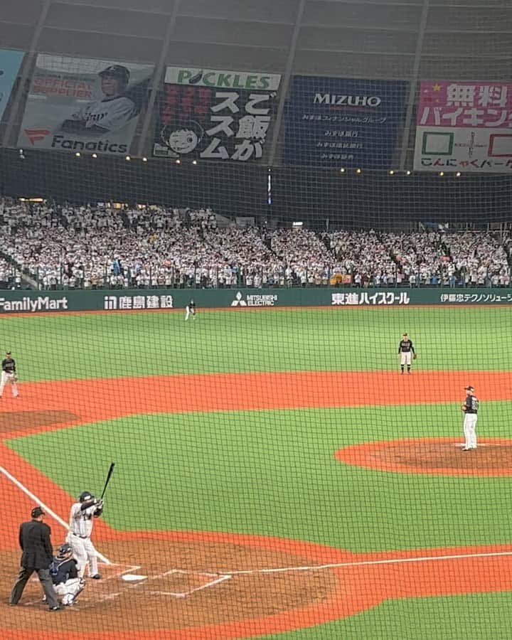 三原勇希のインスタグラム：「野球観戦好きな人〜？🙋‍♀️  #プロ野球開幕戦 ❤️⚾️ 西武VSオリックス観に行ってました！ 野球観始めて３年目にしてついに、声出し応援OK、しかも満員御礼の球場は、も〜最高に楽しかった！全然違った！！😭✨  先発高橋光成はすばらしいピッチングで、山川VS宇多川のWBC対決や愛斗のホームランに沸いたりもしましたが、劇的な逆転負け😂🤣  でもラジオのみんなとスタジアムグルメ食べまくって大満足です❤️ ベルーナドームのおすすめはやはり釜焼きピザです🔥ここだけ唐突に西海岸風の雰囲気で謎かわいいです。  今年は関東以外の球場行きたいなあ…そういう友達は、今んとこいないなぁ…笑  松井稼頭央監督の新シーズン、個人的にも番組でも応援していきます！❤︎ 毎週土曜日よる6時 FM NACK5「N-FIELD」 今年度から、さいたまのプロスポーツの番組と相成りました🏀🏐⚾️⚽️🏓🤾🏼 今夜も生放送79.5📻  #西武ライオンズ #NACK5 #nf795」