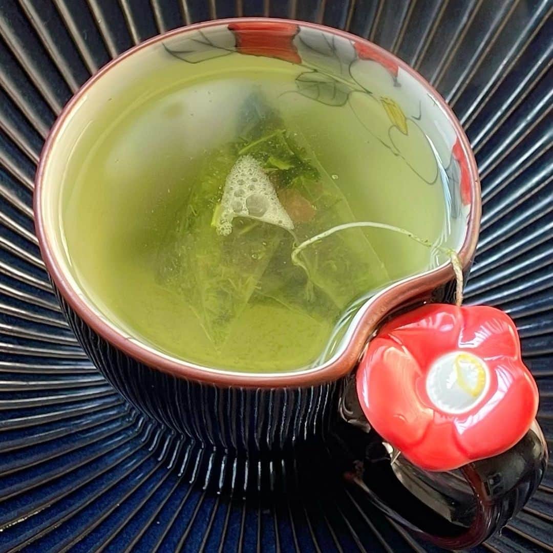 宮内桃子さんのインスタグラム写真 - (宮内桃子Instagram)「静岡の老舗お茶屋さんで購入した 湯呑みがとっても可愛いです🍵✨  湯呑みとお揃いの急須も購入したかったけど売り切れていました。売り切れるのも納得☺︎  お気に入りの湯呑みで飲むと お茶が余計に美味しく感じるね！  牡丹って高貴で上品なイメージがあるけど可愛いらしさもあって好き！  3枚目は最近のお茶事情だよ！ オススメの茶ム！  #お茶好きな人と繋がりたい  #湯呑み  #骨董品好きな人と繋がりたい  #静岡茶大好き  #日本の景色 #landscapejapan  #アイドル好きと繋がりたい #オススメアイドル  #フィルムカメラ好きな人と繋がりたい  #filmcamera  #被写体モデル  #インスタグラビア  #写真好きな人と繋がりたい  #カメラ好きと繋がりたい  #japanesegirl」4月8日 11時23分 - bakemonomomo