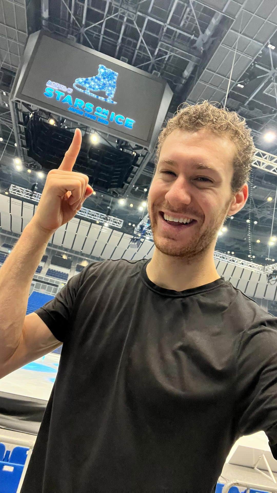 ジェイソン・ブラウンのインスタグラム：「“And I’m loving every second, minute, hour…” 💙⛸️  僕は、いつだって、ずっと、いつまでも愛しているからね… @starsonice #starsonice #soi2023 #yokohama #japan #yokohamaarena #skating #figureskating #tour #show #arena #iceshow #spinning   🎥: @loenahendrickx」