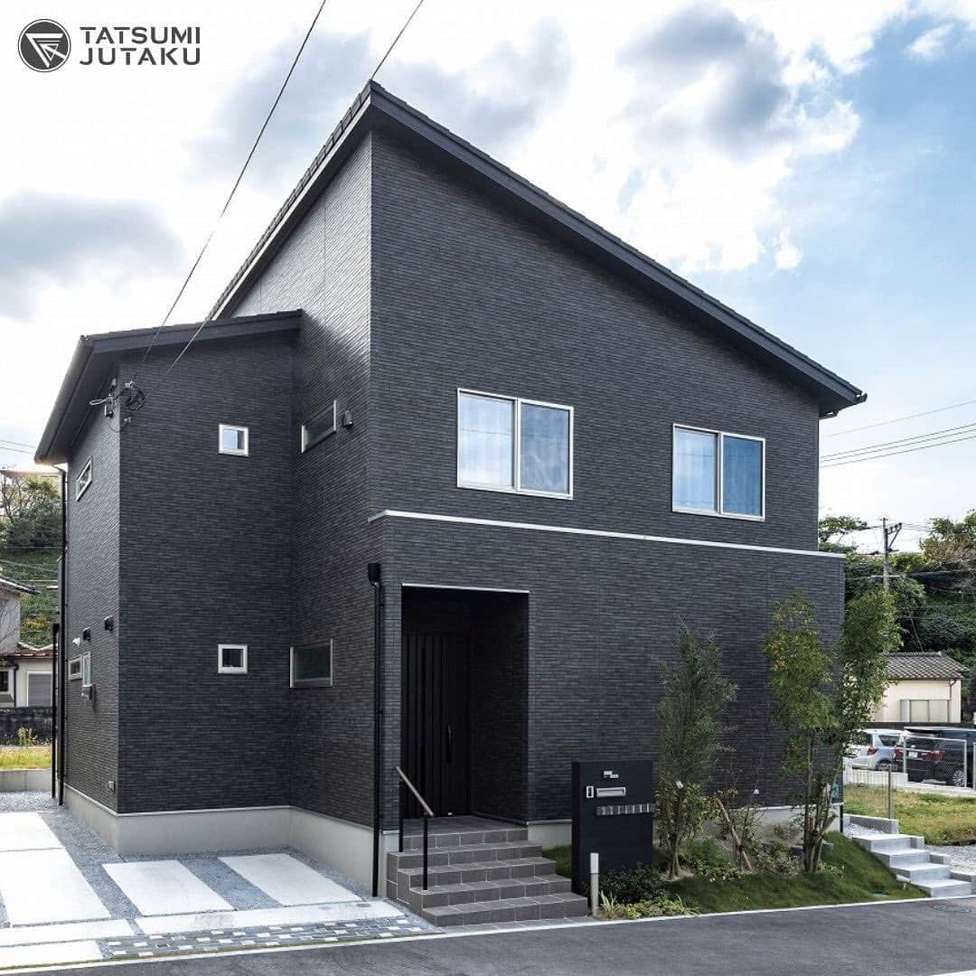 辰巳住宅さんのインスタグラム写真 - (辰巳住宅Instagram)「【施工例】ダークカラーの差し掛け屋根  正面も横から見てもカッコよく 重厚感のあるデザインです☺︎  施工例はホームページからご覧いただけます。 また、ホームページ以外にもたくさんの 施工事例がございますので お気軽にお問い合わせください。  辰巳住宅 Check↓ ---------------------------- @tatsumijutaku ----------------------------  やはた暮らしCheck↓ ---------------------------- @yahata_gurashi ----------------------------  #辰巳住宅 #北九州注文住宅  #注文住宅  #北九州工務店  #北九州新築  #自然素材 #マイホーム計画  #福岡注文住宅  #北九州  #木の家  #北九州市工務店  #新築 #自由設計 #マイホーム記録 #デザイン住宅 #施工事例 #木造住宅 #自由設計の家 #地元工務店 #北九州家づくり #シンボルツリー #重厚感 #片流れ屋根 #外観デザイン #段違い屋根 #差し掛け屋根 #おしゃれな家づくり #イエスタグラム #やはた暮らし」4月8日 12時00分 - tatsumijutaku