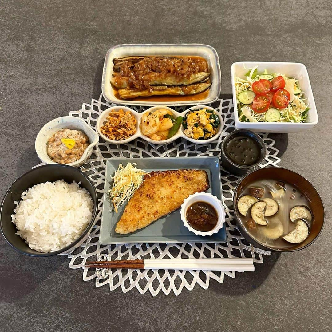 姫野れみさんのインスタグラム写真 - (姫野れみInstagram)「. 昨日の晩ご飯🍚♪ "よだれ茄子"がとっても好評で 娘もたくさん食べてくれました😋  ソースは子供でも食べやすいように 玉ねぎのみじん切りで作っています👧🏻🫶🏻  🐟#鱈の香味野菜焼き 🍆#よだれ茄子 🦐#海老とアスパラのチリ炒め 🥕#ツナの人参しりしり 🍳#ニラ玉炒め 🥗#サラダ 🫔#納豆 🌊#もずく酢 🍚#白米 🍲#茄子と玉ねぎの味噌汁  #石毛家の食卓 #サッカー選手のごはん #アスリートフードマイスター #アスリート飯 #料理 #夜ご飯 #手作り料理 #おうちごはん #dinner #food #cooking」4月8日 11時28分 - remi___08