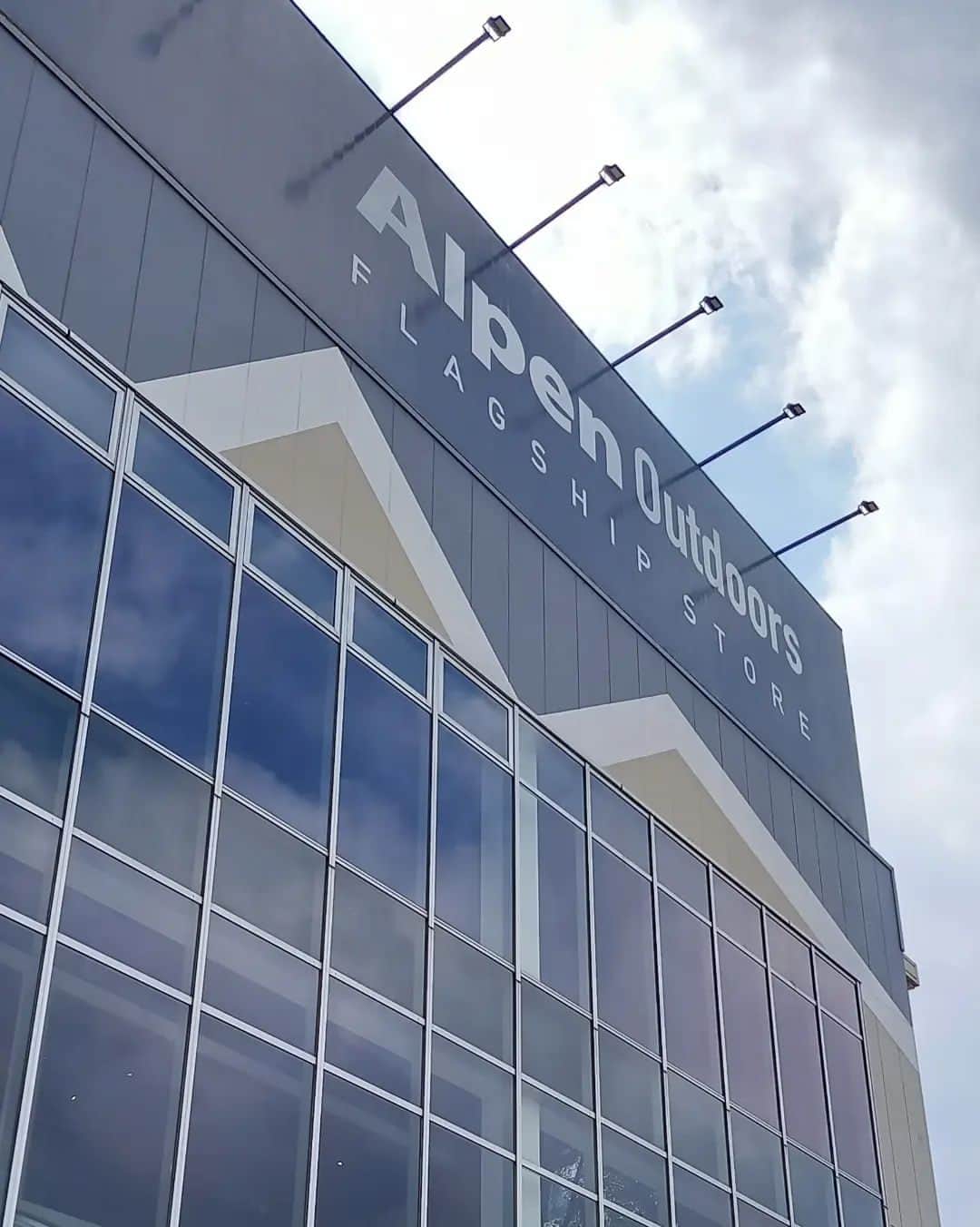 のインスタグラム：「ヤッホーヤッホー！ 4月は各地にて店頭イベントにてお邪魔します！ 今週はAlpenOutdoors柏店様にてキャンペーン実施中！！ヤッホーFESのチケット販売促進としてお買い物された方ができる抽選会(岩岳ノベルティが当たる)やお得な情報をお届けします。是非ご来店頂きお立ち寄りください！ AlpenOutdoorsflagshipstore柏店 ブース:10時から19時  #alpenoutdoors柏店  #hakubaiwatake  #ヤッホースイング  #ヤッホーフェス  #hakubayoohoofestival」