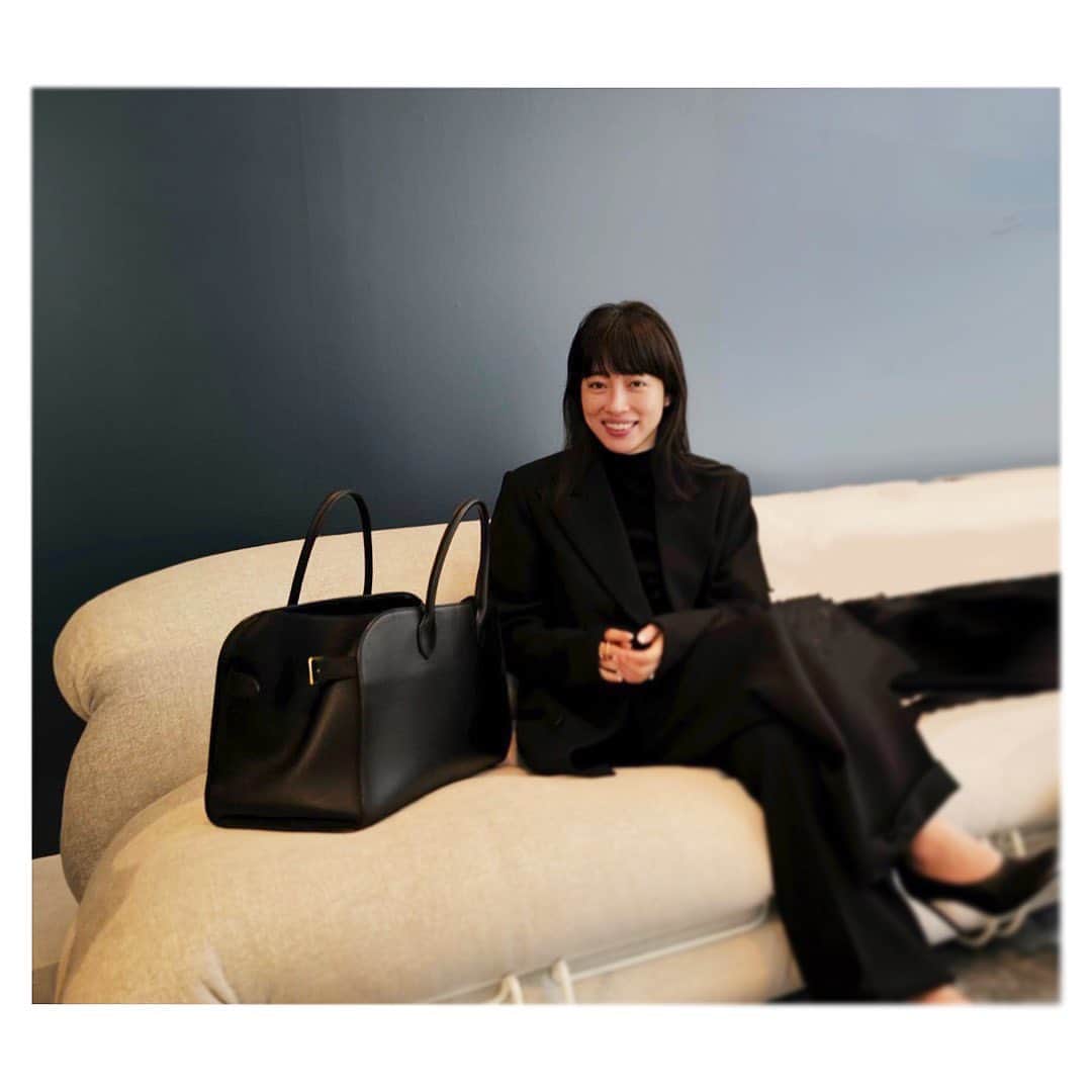 JUNNAのインスタグラム：「まもなく、我が家にオーダーした @cassinaixc_official  ソファも届く頃  青山本店の春の内覧会にお邪魔しました  本店のラウンジで4月8日(土)・9日(日)　二日間限定で春のひとときを楽しむSORIANAソファの展示イベントがありひと足早く楽しませていただきました。イベント期間中は 外苑前のヴィーガンジュースバーTOKYO JUICEのスムージーをいただきながら、ソファの魅力をたっぷり感じることができます。  そのまま1階から3階の隅から隅々まで イメージを膨らませ、欲しい物リストも更新しつつ、インスパイアもされあっという間に時が過ぎて...  ここへ来るといつもそう わくわくが止まらない  またすぐに...♡  ばったり会えた @mariakamiyama ちゃんと @sonekana とわちゃわちゃ乾杯🥂  #only #SORIANA #cassina #cassinaixc #カッシーナイクスシー #カッシーナ」