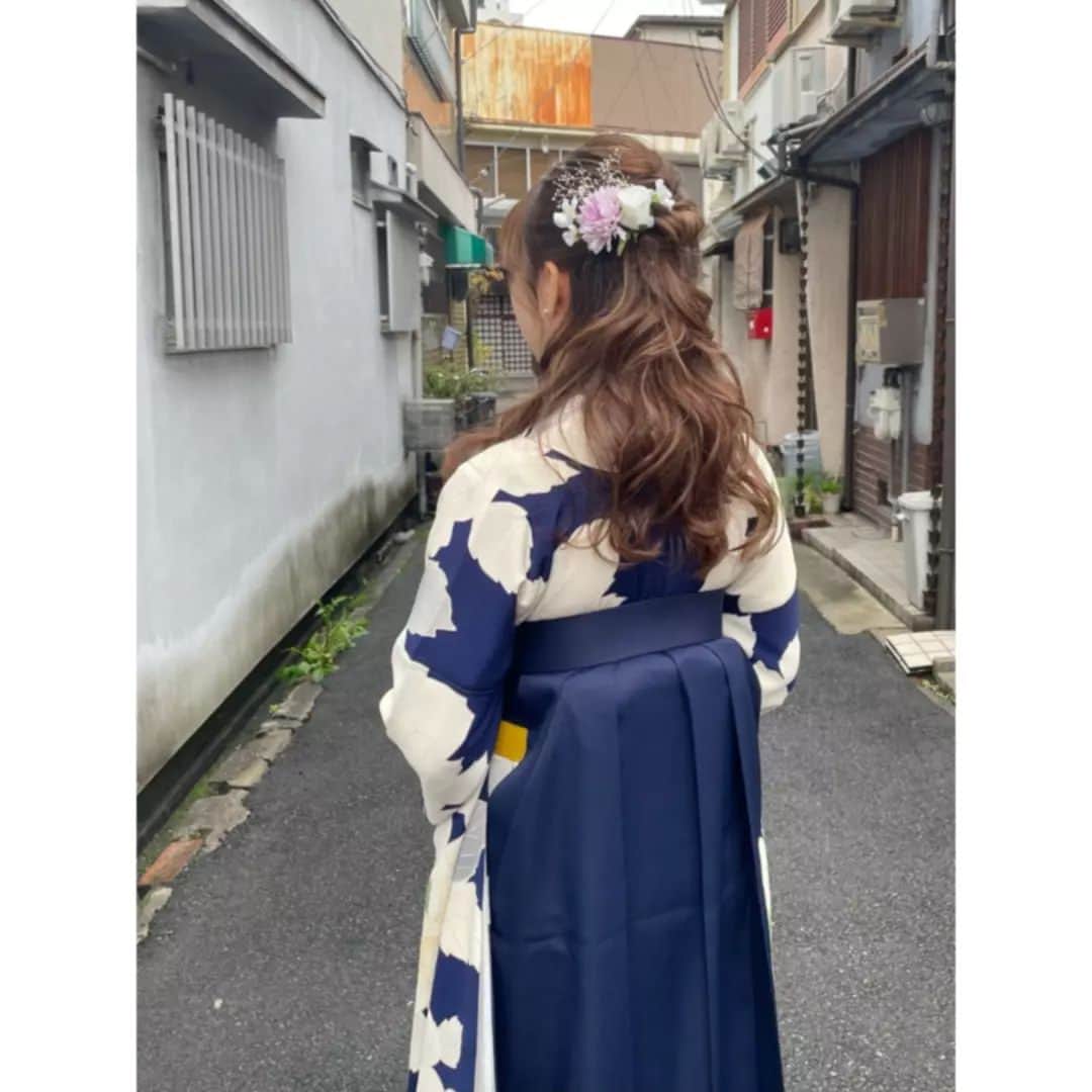 きもの六花さんのインスタグラム写真 - (きもの六花Instagram)「#きもの六花 #六花のレンタルきもの  ・ ・ 卒業式袴レンタル 紺地白花振袖に紺袴のコーディネート よくお似合いでした♡ ・ ・ ・ 〈卒業式袴レンタルご予約受付中〉 お気軽にご相談ください。 お問い合わせはDMからも🆗 ・ ・ ※下見などご来店の際は要予約※ @kimonoricca からHPへ。『下見の予約』フォームよりご予約ください。 試着しながら、コーディネート決めができます。 ・ ・ ※来店なしのネット予約も🆗※ 発送レンタルも承ります🚚 HP『下見なしの予約』よりお申し込みください。 六花でご紹介しているコーディネートのままのレンタルも、 ご希望に合わせてコーディネートのご提案もしています。 ・ ・ ・ #卒業式 #卒業袴 #卒業式袴 #袴レンタル #卒業袴コーデ #卒業袴レンタル #袴コーデ  #着物レンタル  #貸衣装 #着物 #きもの #キモノ #kimono #和装 #和服  #着付け #仕立て #写真撮影 #フォトスタジオ #中崎町 #大阪 #六花 #ricca #kimonoricca」4月8日 11時40分 - kimonoricca