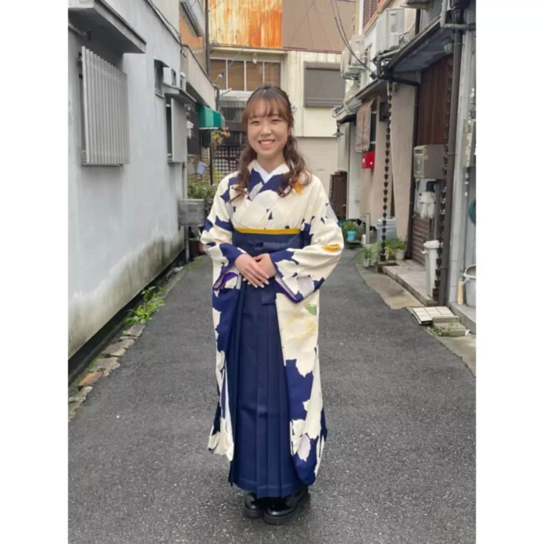 きもの六花さんのインスタグラム写真 - (きもの六花Instagram)「#きもの六花 #六花のレンタルきもの  ・ ・ 卒業式袴レンタル 紺地白花振袖に紺袴のコーディネート よくお似合いでした♡ ・ ・ ・ 〈卒業式袴レンタルご予約受付中〉 お気軽にご相談ください。 お問い合わせはDMからも🆗 ・ ・ ※下見などご来店の際は要予約※ @kimonoricca からHPへ。『下見の予約』フォームよりご予約ください。 試着しながら、コーディネート決めができます。 ・ ・ ※来店なしのネット予約も🆗※ 発送レンタルも承ります🚚 HP『下見なしの予約』よりお申し込みください。 六花でご紹介しているコーディネートのままのレンタルも、 ご希望に合わせてコーディネートのご提案もしています。 ・ ・ ・ #卒業式 #卒業袴 #卒業式袴 #袴レンタル #卒業袴コーデ #卒業袴レンタル #袴コーデ  #着物レンタル  #貸衣装 #着物 #きもの #キモノ #kimono #和装 #和服  #着付け #仕立て #写真撮影 #フォトスタジオ #中崎町 #大阪 #六花 #ricca #kimonoricca」4月8日 11時40分 - kimonoricca