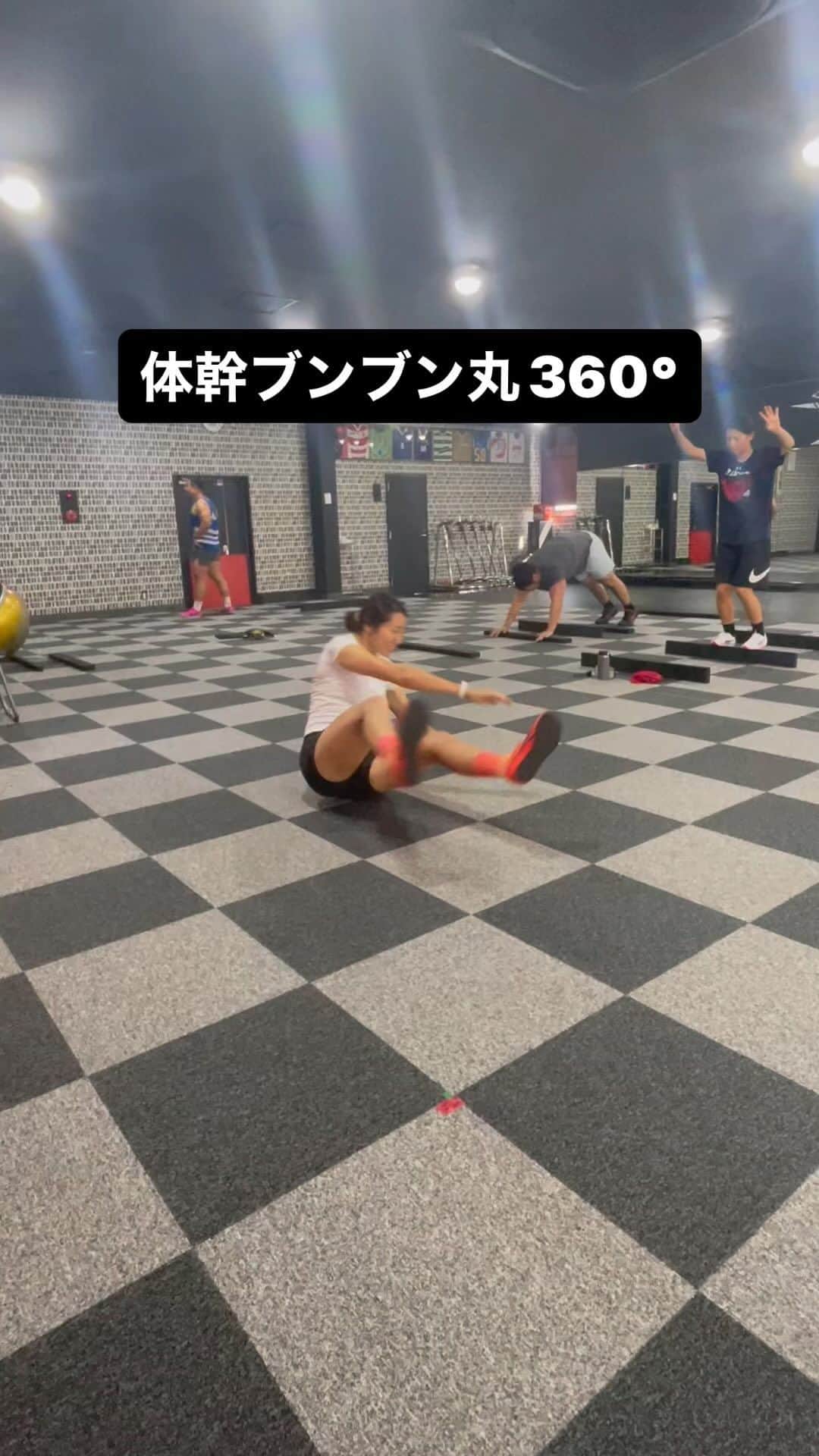 白子未祐のインスタグラム：「【ACLオペ後4週】 になりました🙂  ボール回しをクリアできたので今日は、体幹ブンブン丸360°  合計100回！ 180°→270°→360°と徐々にレベル上げる、つま先頭より上、踵くっつける  #めっちゃブンブン丸」