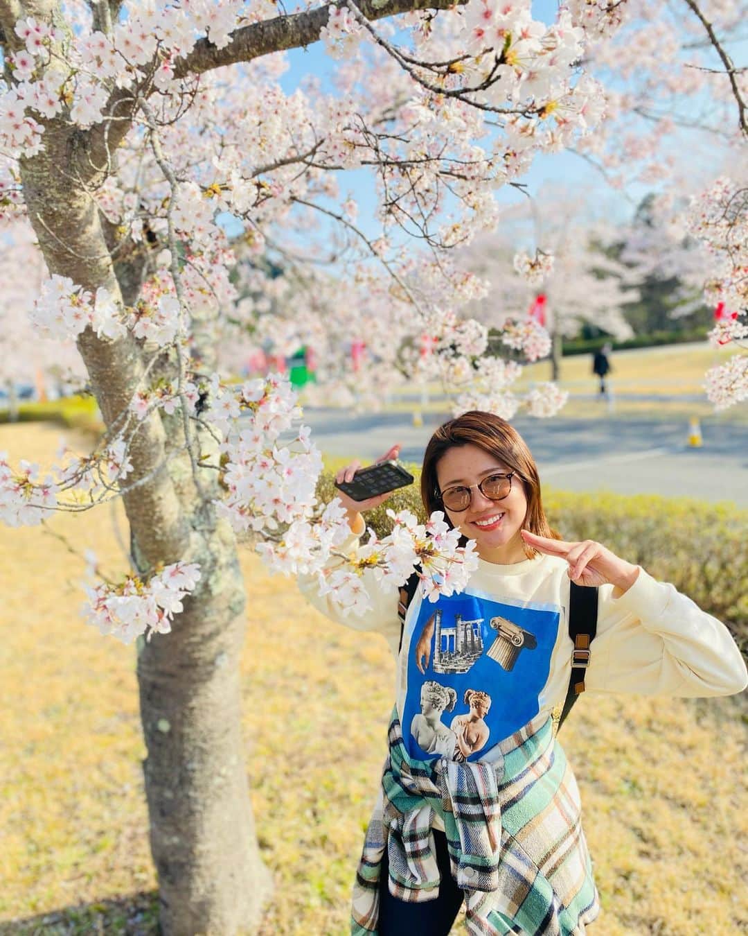 南武果歩のインスタグラム：「もてぎの桜満開だった😍  次は5月のjoy耐にお仕事で伺いますのでどうぞ宜しくお願いします♡  #モビリティリゾートもてぎ #桜#UNIQLO#ZARA」