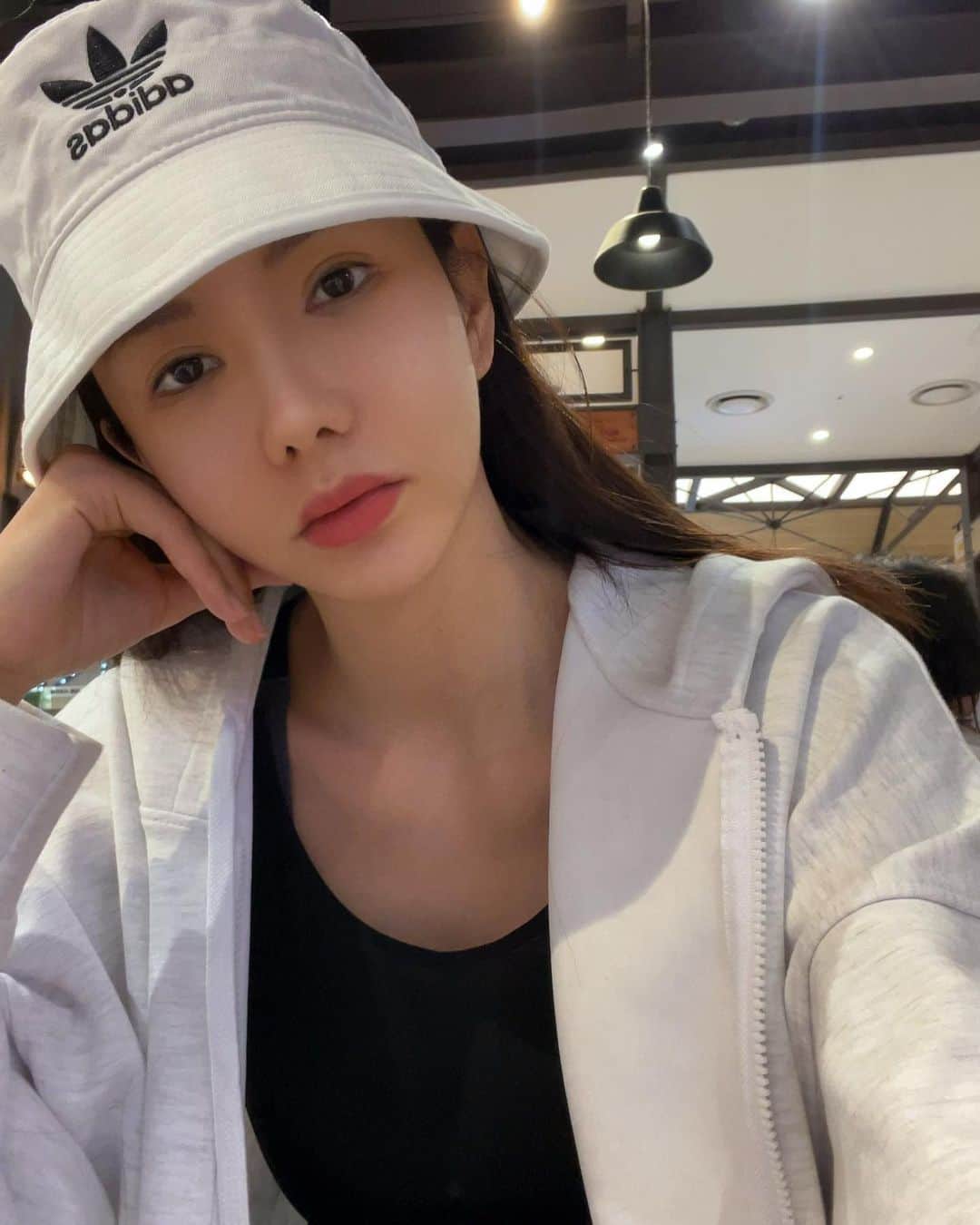 ジョンアさんのインスタグラム写真 - (ジョンアInstagram)「이사하는게 힘들다는 건 알았지만 유독 이번엔 왜이리 힘든지..  저 지금 목도 다 쉬고 허리는 그냥 서있어도 누워도  아프고 종아리는 코끼리 다리처럼 붓고..  휴😭 그나저나‼️ 떡갈비 설명 많이 못드려서 죄송해요🙏🏻 오늘 주방부터 정리하고 떡갈비 보여드릴께요오~?🙈」4月8日 11時36分 - jjung_a_kim