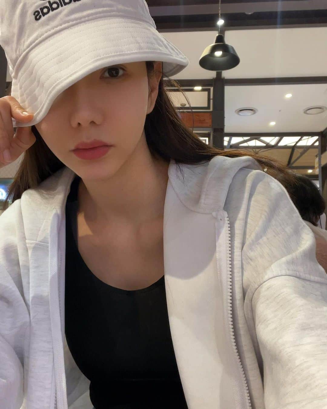 ジョンアさんのインスタグラム写真 - (ジョンアInstagram)「이사하는게 힘들다는 건 알았지만 유독 이번엔 왜이리 힘든지..  저 지금 목도 다 쉬고 허리는 그냥 서있어도 누워도  아프고 종아리는 코끼리 다리처럼 붓고..  휴😭 그나저나‼️ 떡갈비 설명 많이 못드려서 죄송해요🙏🏻 오늘 주방부터 정리하고 떡갈비 보여드릴께요오~?🙈」4月8日 11時36分 - jjung_a_kim