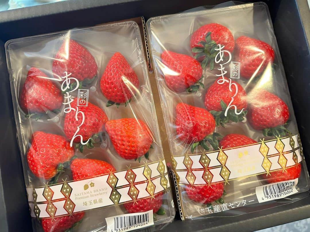 マスオさんのインスタグラム写真 - (マスオInstagram)「超美味しそうないちごがたくさん届いたぞーい！🍓🍓🍓  昨年撮影でお世話になった埼玉の五十嵐苺園の皆さんが送ってくださいました！ありがたすぎます！😂  美味しくいただきまっすお！  【マスオが転職!?】ゲットした食材で激ウマ料理を作っていくぞ！ https://youtu.be/_hTaFwdqFRo @YouTubeより  @igarashi.ichigoen」4月8日 11時38分 - masuotv