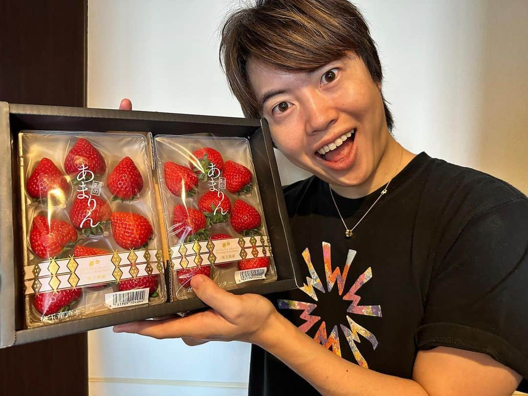 マスオさんのインスタグラム写真 - (マスオInstagram)「超美味しそうないちごがたくさん届いたぞーい！🍓🍓🍓  昨年撮影でお世話になった埼玉の五十嵐苺園の皆さんが送ってくださいました！ありがたすぎます！😂  美味しくいただきまっすお！  【マスオが転職!?】ゲットした食材で激ウマ料理を作っていくぞ！ https://youtu.be/_hTaFwdqFRo @YouTubeより  @igarashi.ichigoen」4月8日 11時38分 - masuotv