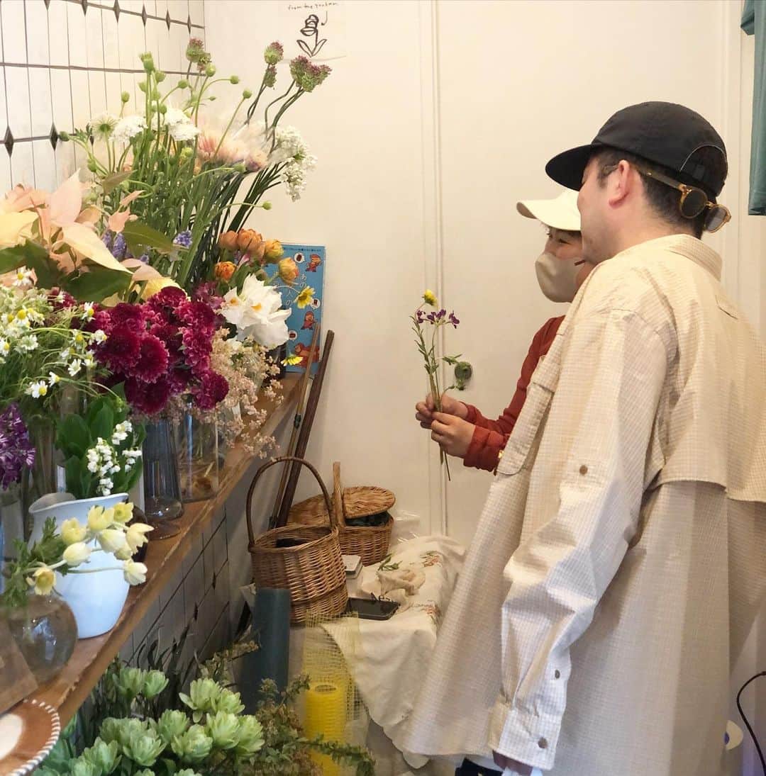 のインスタグラム：「【ABOUT LIFE COFFEE BREWERS 道玄坂】 Flowers POP UP just started by @riho_trorf !!!💐✨ Enjoy our coffee and cute flowers! We're holding POP UP until 4/16.  フローリスト @riho_trorf さんのお花と植物のポップアップが今日から始まりましたー！💐✨ お花は一輪からお選び頂けますし、ブーケなども承れますー！ 展示期間中は毎日11:00-18:00の時間帯に在廊していますので、ご相談もお気軽にどうぞ！  🚴dogenzaka shop 9:00-18:00(weekday) 11:00-18:00(weekend and Holiday) 🌿shibuya 1chome shop 8:00-18:00  #aboutlifecoffeebrewers #aboutlifecoffeerewersshibuya #aboutlifecoffee #onibuscoffee #onibuscoffeenakameguro #onibuscoffeejiyugaoka #onibuscoffeenasu #akitocoffee  #stylecoffee #warmthcoffee #aomacoffee #specialtycoffee #tokyocoffee #tokyocafe #shibuya #tokyo」