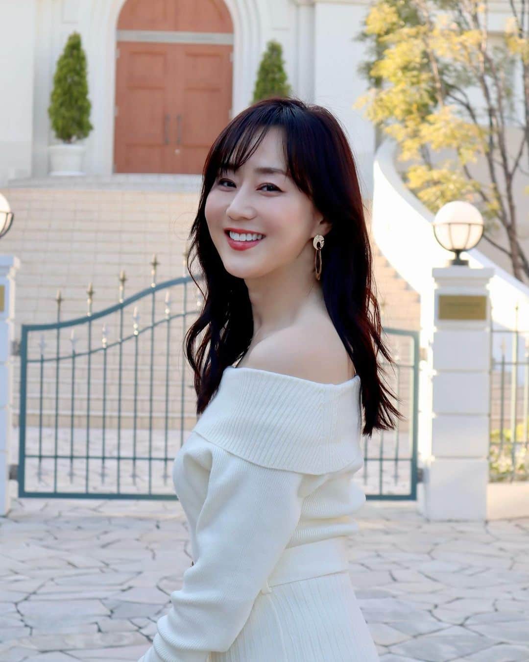 村上麻衣のインスタグラム：「暖かくなってきましたね☘️ 寒い冬が終わり、嬉しいです〜。 今日は横浜22度もあります☀️  私は既に、今年の水着の予約注文をしました。 夏が楽しみ！🐳🍉  さて今から、花粉症の薬をもらいに行ってきます。 皆様も良い週末をお過ごしくださいね😊  #ポートレート #ポートレート撮影 #portrait #smile #笑顔 でね」