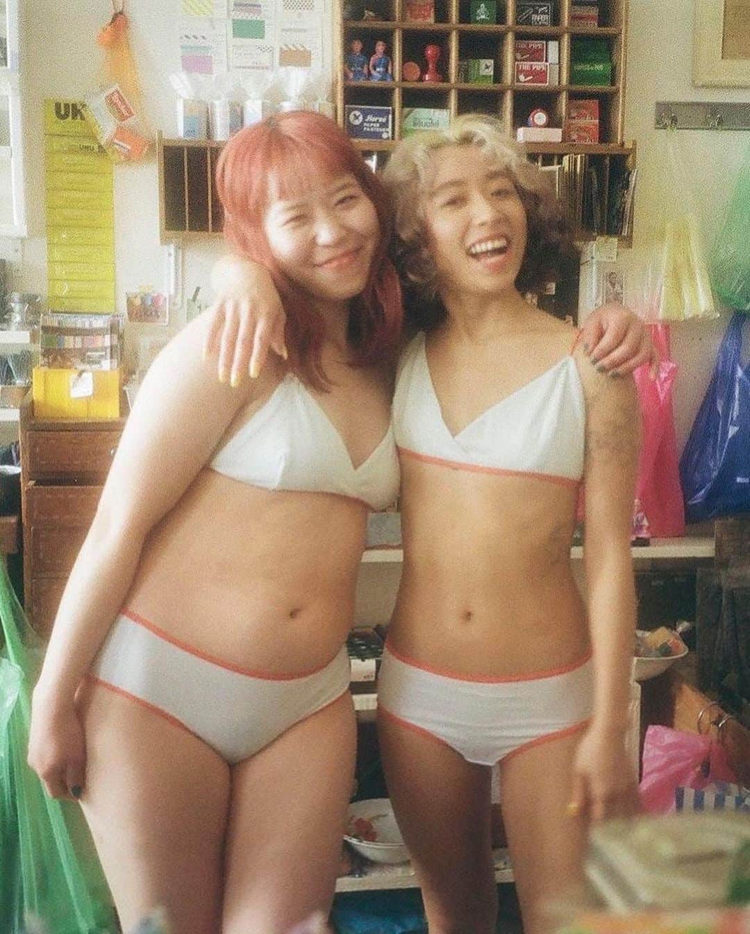 花盛友里のインスタグラム：「わたしがディレクションしてるブランド @stock_loves_you の新作が発売開始したよー！（一週間くらい前だけど笑）  めっちゃ可愛いの😍下着作るのって大変！一年位かかってしもーた。  水色とオレンジの極細ストラップブラは授乳もできるよ。  いつだって私たちは最高なのだ🤍大事な会議とか、思いっきり楽しみたい旅行とか、背中押してほしい大切な日にも、可愛い下着を身体に忍ばせて🌈🌈🌈  そして来月の5/7はSTOCKで撮影会があるよー！ STOCKのアイテムを着てくれたら友達や家族とも撮影できるよー！応募フォームは @stock_loves_you のストーリーハイライト見てみてね。」