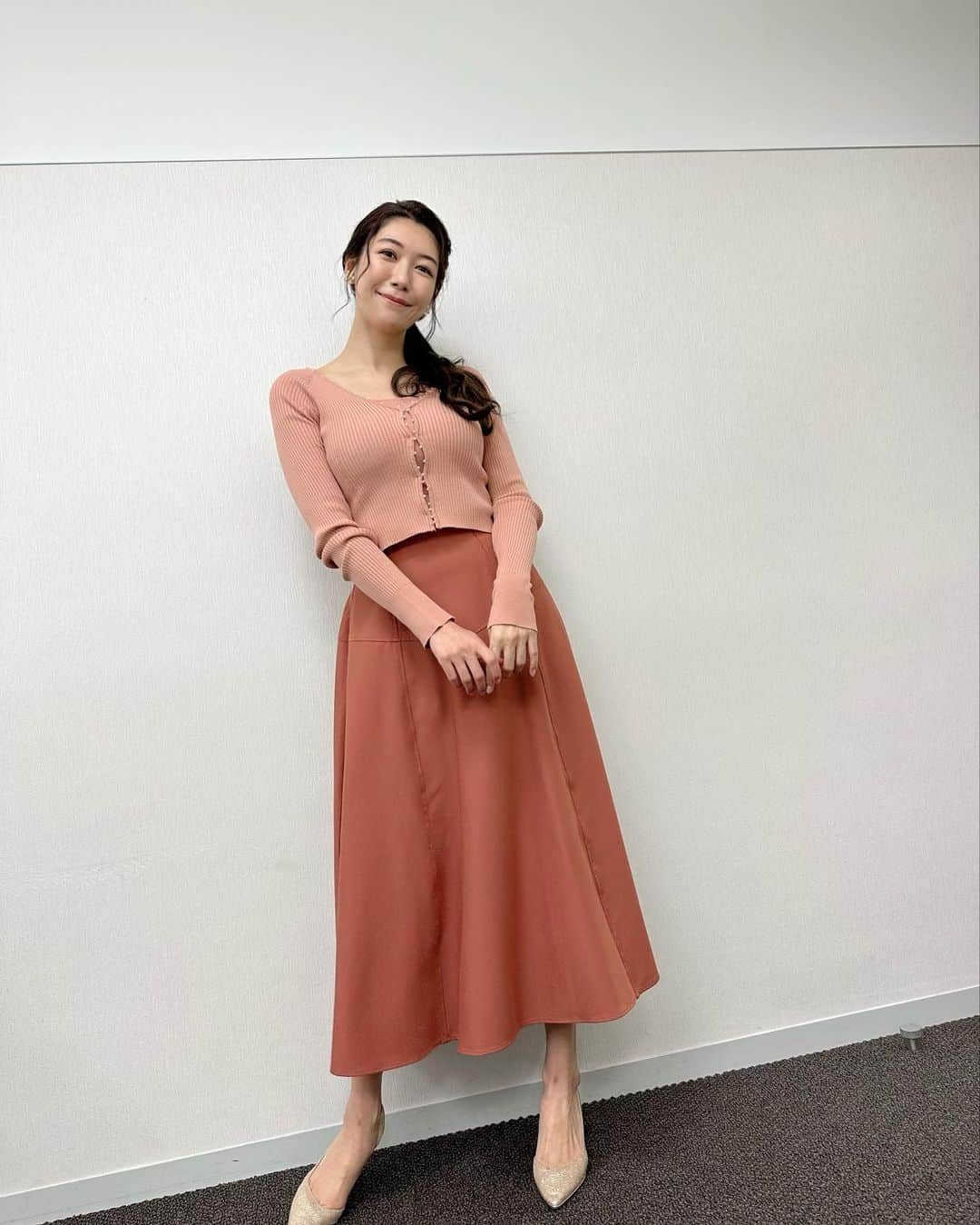 穂川果音さんのインスタグラム写真 - (穂川果音Instagram)「金曜アベプラ衣装👗 この週末は、日本海側の地域で北寄りの風で少しひんやり。 いつもより少し暖かい服装でもいいかも😊 関東地方は、この後天気急変に注意してくださいね〜！  #天気　#明日コレ着よコーデ　#天気コーデ　#4月コーデ　#春コーデ　#晴れの日コーデ　#ブラウスコーデ　#アベプラ　#ほかのん　#fashion #weather #weatherforecast #cordinate #18 度の日コーデ 　#170センチコーデ　#お天気キャスター　#気象予報士」4月8日 11時52分 - hokawakanonn