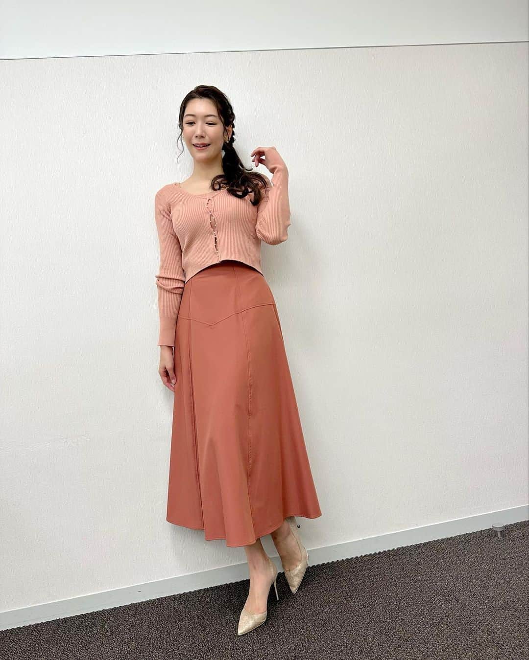 穂川果音さんのインスタグラム写真 - (穂川果音Instagram)「金曜アベプラ衣装👗 この週末は、日本海側の地域で北寄りの風で少しひんやり。 いつもより少し暖かい服装でもいいかも😊 関東地方は、この後天気急変に注意してくださいね〜！  #天気　#明日コレ着よコーデ　#天気コーデ　#4月コーデ　#春コーデ　#晴れの日コーデ　#ブラウスコーデ　#アベプラ　#ほかのん　#fashion #weather #weatherforecast #cordinate #18 度の日コーデ 　#170センチコーデ　#お天気キャスター　#気象予報士」4月8日 11時52分 - hokawakanonn