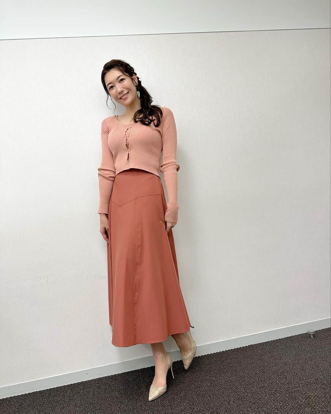 穂川果音さんのインスタグラム写真 - (穂川果音Instagram)「金曜アベプラ衣装👗 この週末は、日本海側の地域で北寄りの風で少しひんやり。 いつもより少し暖かい服装でもいいかも😊 関東地方は、この後天気急変に注意してくださいね〜！  #天気　#明日コレ着よコーデ　#天気コーデ　#4月コーデ　#春コーデ　#晴れの日コーデ　#ブラウスコーデ　#アベプラ　#ほかのん　#fashion #weather #weatherforecast #cordinate #18 度の日コーデ 　#170センチコーデ　#お天気キャスター　#気象予報士」4月8日 11時52分 - hokawakanonn