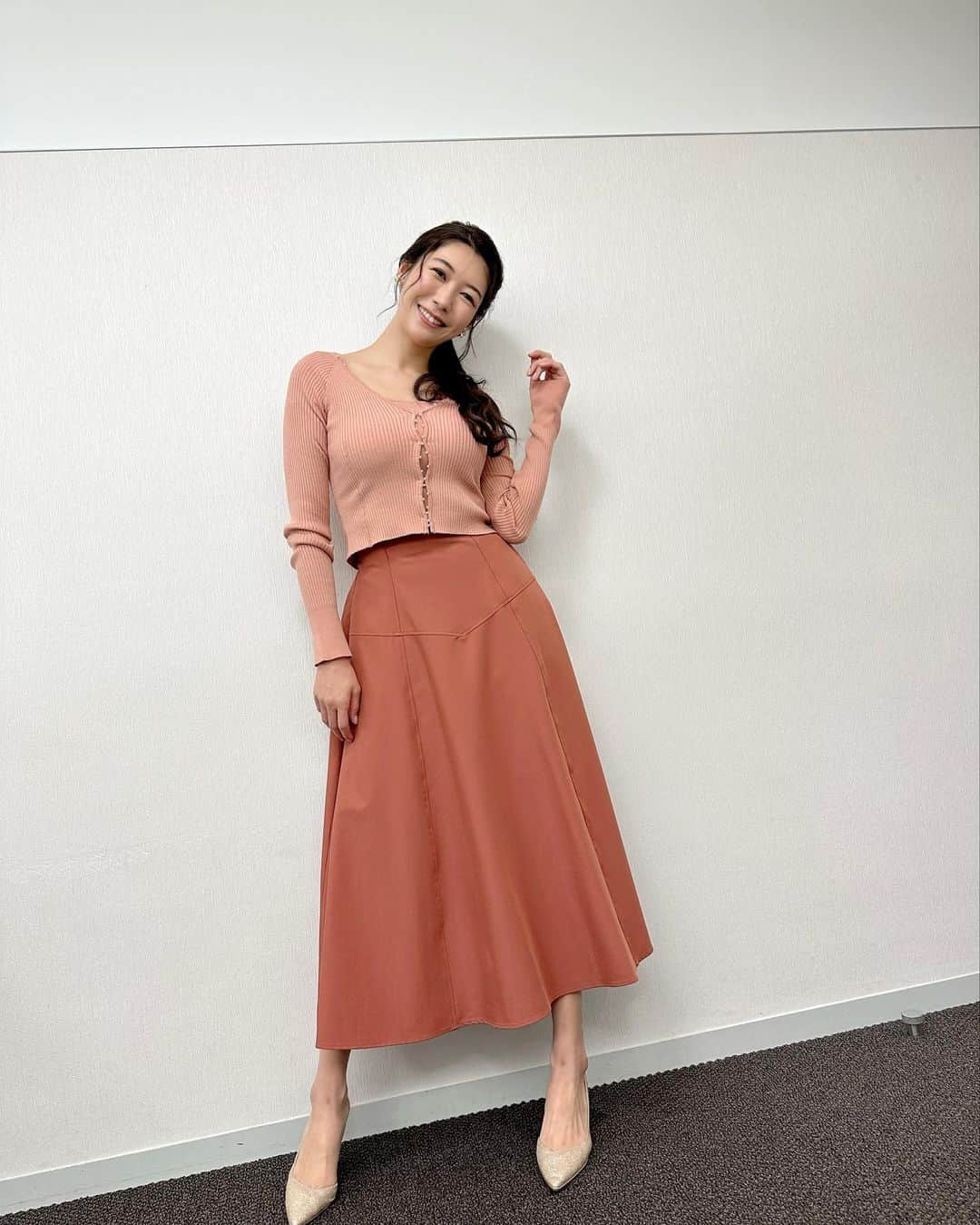 穂川果音さんのインスタグラム写真 - (穂川果音Instagram)「金曜アベプラ衣装👗 この週末は、日本海側の地域で北寄りの風で少しひんやり。 いつもより少し暖かい服装でもいいかも😊 関東地方は、この後天気急変に注意してくださいね〜！  #天気　#明日コレ着よコーデ　#天気コーデ　#4月コーデ　#春コーデ　#晴れの日コーデ　#ブラウスコーデ　#アベプラ　#ほかのん　#fashion #weather #weatherforecast #cordinate #18 度の日コーデ 　#170センチコーデ　#お天気キャスター　#気象予報士」4月8日 11時52分 - hokawakanonn