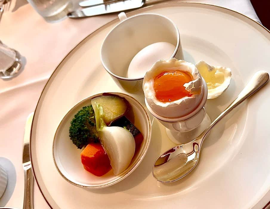 夏木マリさんのインスタグラム写真 - (夏木マリInstagram)「#hotel #Breakfast #easy  #eggsmust  #朝はりんごを食べなさい   Hotel life 5days......」4月8日 11時54分 - mari_natsuki