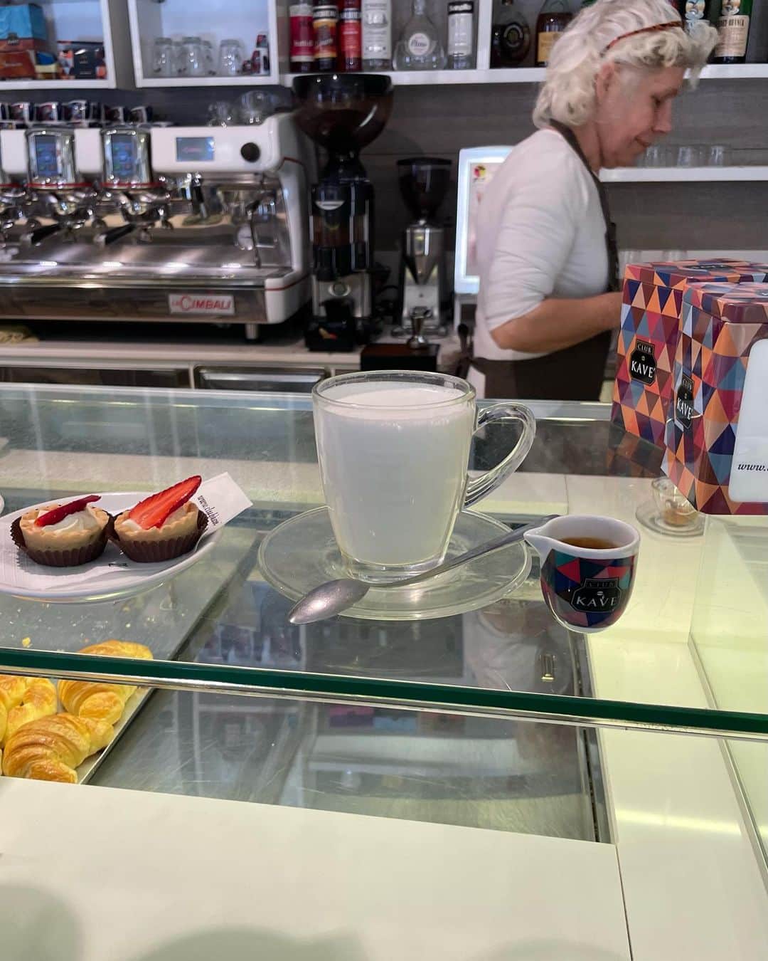 Nayuhaのインスタグラム：「Italy &Paris 旅行✍️  Veniceで訪れたスタンディングタイプのカフェ🤍 ヨーロッパでは、こういうスタンディングタイプのカフェが沢山あるみたいです☕️  ケーキとかが入ってるショーケースの上に置いて、立ちながら飲むよ〜☕️  あと、カフェラテって頼んだら たっっぷりのミルクフォームに、エスプレッソを自分で入れるスタイルだったことにも、きゅん💘  街並みも、文化も、 お洒落できゅんきゅんでした🇮🇹💘 . . . . . . . . . .  #イタリア旅行 #イタリアカフェ#イタリア観光#ベネチア#ベネチア旅行#ヨーロッパ旅行 #ヨーロッパ周遊 #ヨーロッパの街並み #ヨーロッパ旅 #女子旅 #旅女子#旅女子と繋がりたい」