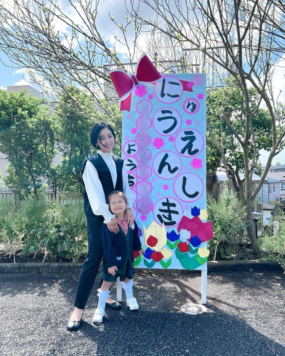 Hiiiiikoのインスタグラム：「🌸 . . 今日は、入園式🌸 晴れて本当よかったぁぁぁあ♥️🙏✨  2月から幼稚園に行ってたけど やっぱり"入園式"ってなるとウルウルしたよ😢 寂しいけど、幼稚園生活楽しんでね♥️ 今の幼稚園は、1年間しか通わないけど たくさんお友達作って欲しいな😌 . . #入園式#入園式コーデ#親子#女の子ママ#4人のママ#ママコーデ#ママファッション#ファッション#コーデ#ブラックコーデ#モノトーンコーデ#シンプルコーデ#カジュアルコーデ#30代コーデ#フォーマルコーデ#幼稚園#年少#3歳#姉妹ママ#キッズ#3歳女の子」