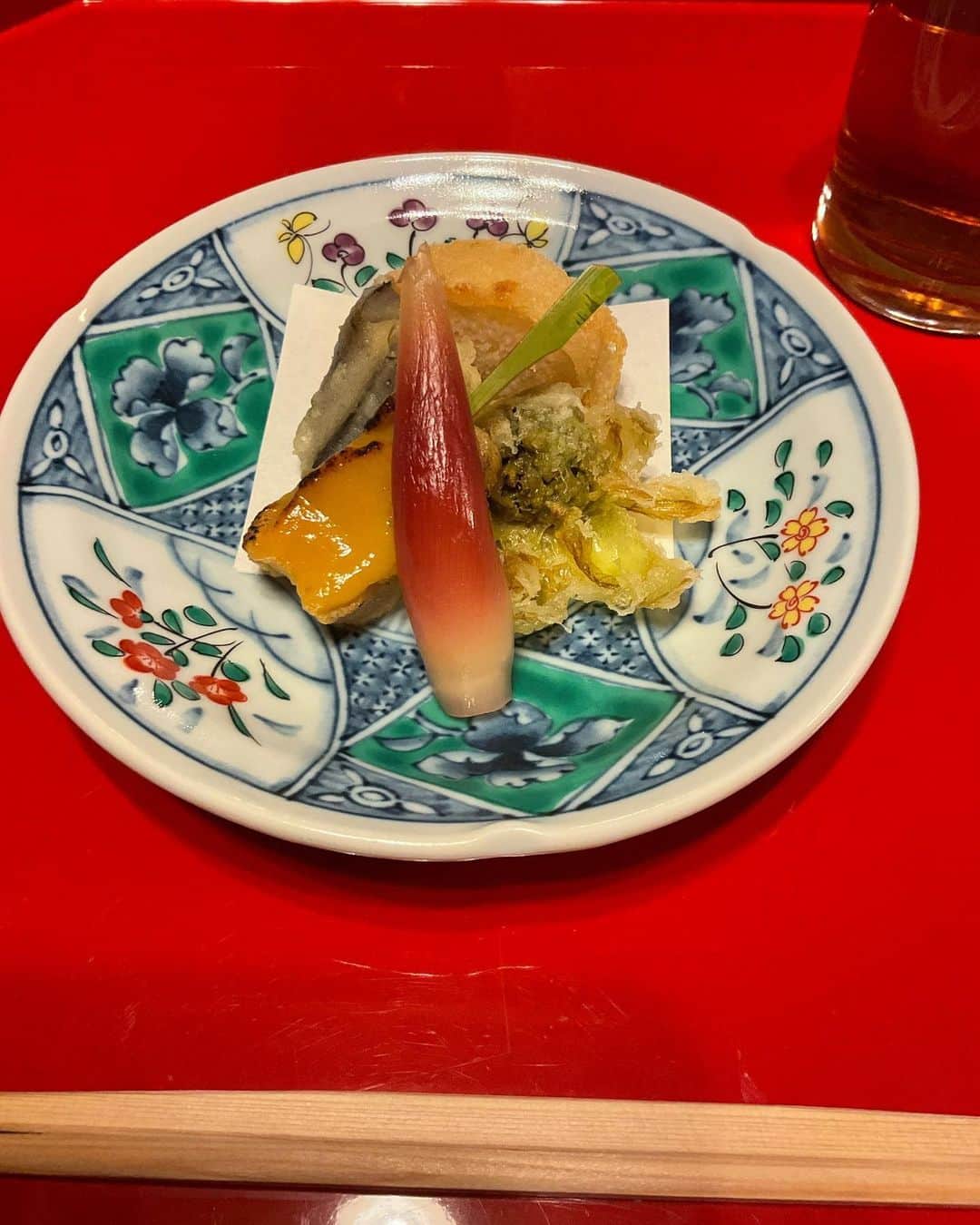 丸山敬太さんのインスタグラム写真 - (丸山敬太Instagram)「そして光明院さんでは、住職とこちらで 襖絵の大作を製作している日本画家の丹羽優太君と、矢尾治さんの美しくて美味しい精進料理のお膳をいただき、ゆっくりとした時間を。京都にしかない一期一会の素晴らしい時間。 心に栄養。 ありがとうございました。」4月8日 11時57分 - keitamaruyama