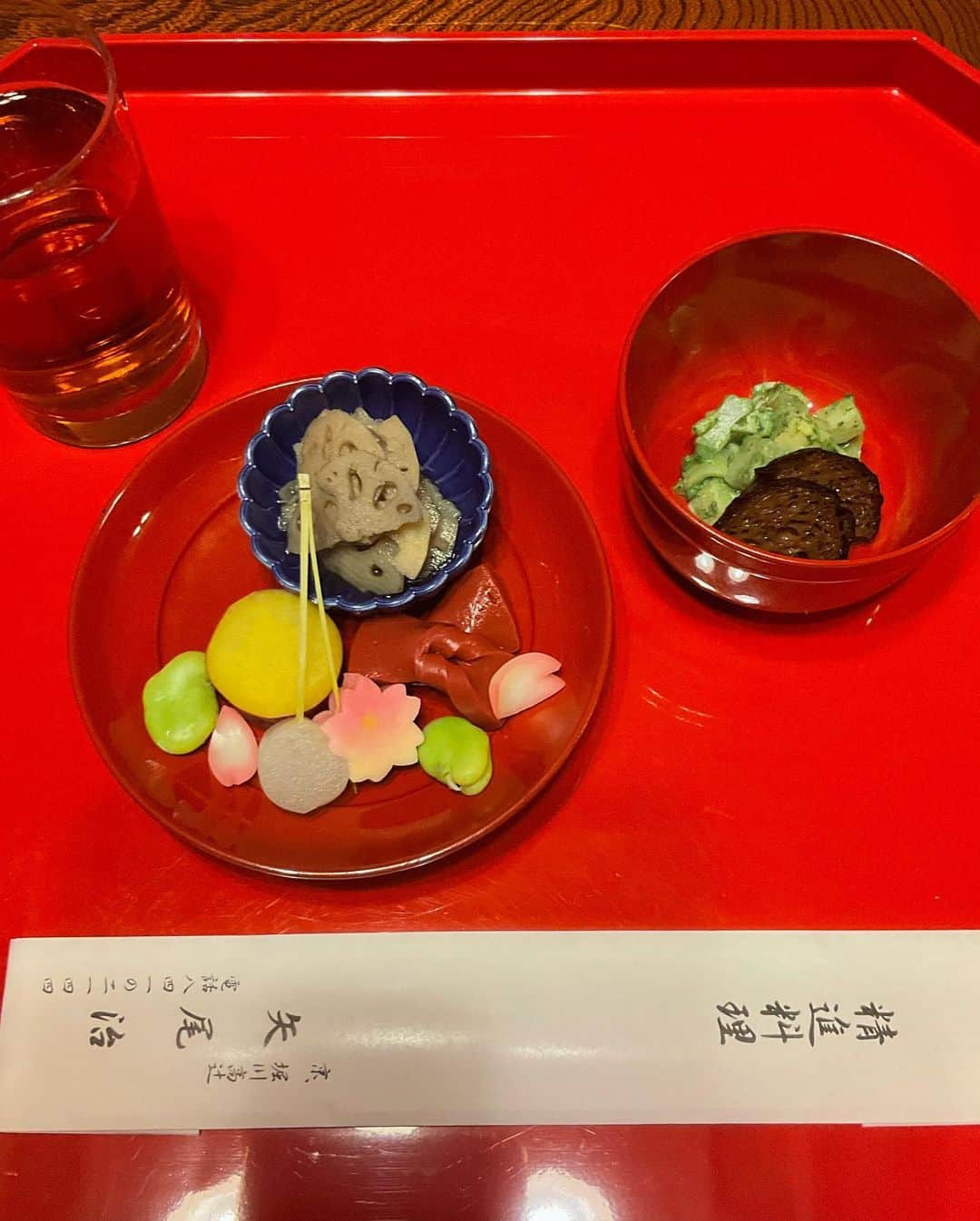 丸山敬太さんのインスタグラム写真 - (丸山敬太Instagram)「そして光明院さんでは、住職とこちらで 襖絵の大作を製作している日本画家の丹羽優太君と、矢尾治さんの美しくて美味しい精進料理のお膳をいただき、ゆっくりとした時間を。京都にしかない一期一会の素晴らしい時間。 心に栄養。 ありがとうございました。」4月8日 11時57分 - keitamaruyama