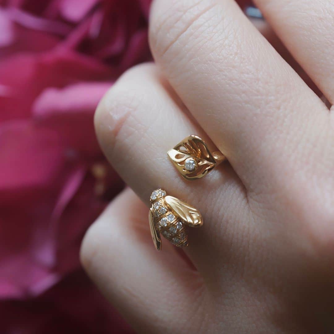 SPURさんのインスタグラム写真 - (SPURInstagram)「畑仕事を愛したというムッシュ ディオール。自然への敬意が、蜂や葉のモチーフに込められています。ディオールのジュエリーは、眼差しを向けるたびに心に優しさを運びます。 #SPUR編集G #SPUR #SPURmagazine #Dior #ディオール #diorjewelry  #jewelry」4月8日 12時00分 - spurmagazine