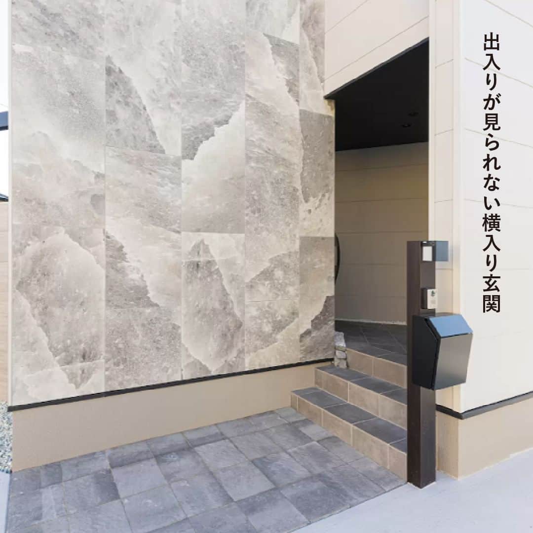 はりまの家さんのインスタグラム写真 - (はりまの家Instagram)「北野モデルハウス 〜Re:frame〜 施工：キノエデザイン　㈱秋山住研 @akiyamajyuken   ‥‥‥‥‥‥‥‥‥‥  既成概念に縛られない 暮らしを楽しむマイホーム　〜Re:frame〜 加東市北野の新興分譲地内に、新たなモデルハウスが誕生しました。  日本の住宅の既成概念に囚われない住まい「Re:frame」。  日本での家づくりは海外での家づくりに比べ、土地が狭く、隣家と密接しているため、「○LDK」という括りの中で、各部屋の大きさをどうするのか、インテリアのデザインはどうするのか、ということに時間を使われることがほとんどです。 しかし、その家に住まう家族が異なるように、同じ広さでも土地の形や周辺環境も様々。 そんな中で、同じ括りで考える家づくりをしていて、暮らしを楽しむマイホームを本当に実現できるのか。  今回のモデルハウスでは、既存の家づくりの概念に縛られず、この土地だからこそ実現できた暮らしを楽しむための工夫を散りばめました。  デザインはシンボリックに。でも、プライバシーを確保して暮らしやすさを感じる。 開放感を感じるけど、壁に囲まれた落ち着く空間でもある。 ダイニングを家族で囲んで遅めの朝食を楽しんでいるけど、まるでピクニックに来ているかのように外の雰囲気(自然)を感じれる。  そんな、一見矛盾するような暮らしを実現した、約32坪2階建ての新たなデザイン住宅を是非ご覧になってください。  ‥‥‥‥‥‥‥‥‥‥  お家を建てたいなら【#はりまの家】をチェック♪  ・気になる建築会社へまとめて一括資料請求ができる！ ・お好みの資料やカタログももらえます！ ・播磨エリアの住宅イベント情報満載！申込みもできます。 ・モデルハウスで会社のこだわりをチェック！見学予約もはりまの家から♪ ・掲載施工事例900件以上で建築会社の特徴がわかります  @harimanoie からWEBサイトへGO！  ‥‥‥‥‥‥‥‥‥‥  #キノエデザイン #株式会社秋山住研 #秋山住研 #三木市工務店 #三木市住宅会社 #三木市 #深呼吸する家 #呼吸する壁 #アレルギーの心配がない家 #建築家デザインの家 #横入り玄関 #テラス #リビングフラット #ポポラート #グラフテクト #土間スペース #32坪 #モデルハウス #施工事例  #家づくり #家づくりアイデア #家づくり計画 #家づくり計画中 #マイホーム計画 #マイホーム計画中 #家づくり記録 #後悔しない家づくり」4月8日 12時00分 - harimanoie