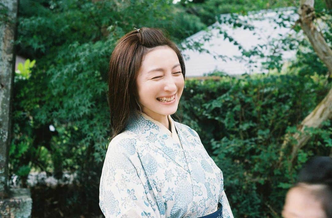 広末涼子さんのインスタグラム写真 - (広末涼子Instagram)「. 元気なおかぁちゃんを置いておきます🌿  #爆笑してるのは #頭だけ出演している万太郎が #何か面白いことをしたのでしょう #現場はいつも楽しそうでした🌸 #また会おうねえ #朝ドラらんまん #おふヒロスエ」4月8日 12時00分 - hirosue_staff