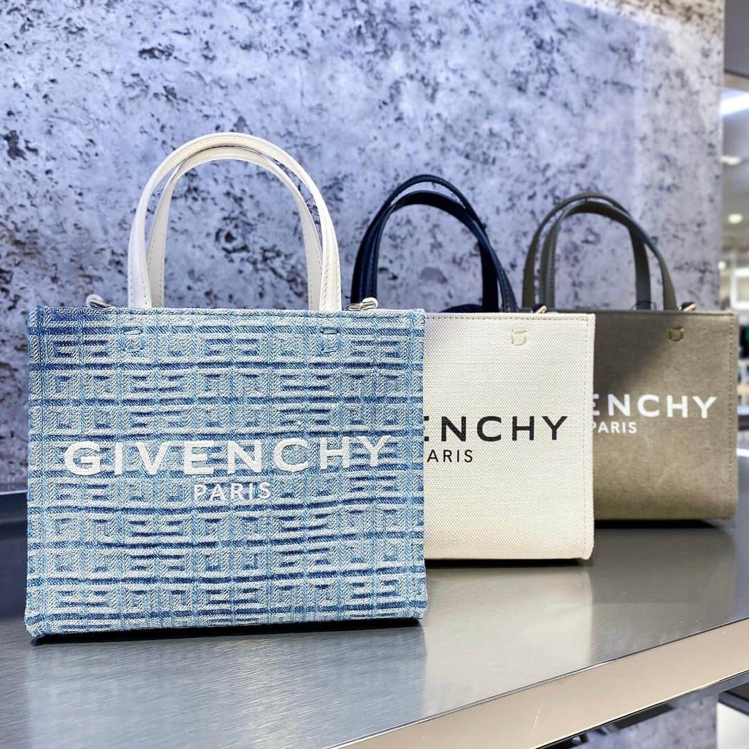 のインスタグラム：「. GIVENCHY BAG! SANDAL! At 3F MODE   「GIVENCHY」より、人気のGトートシリーズから新作のデニム素材が発売。また、ラバー素材にグロス加工を施した軽量で快適なマシュマロソールの新作サンダルなど、春夏のコーデを彩るアイテムがラインアップ。  Page1 デニム) トートバッグ (W19×H16×D8cm )　192,500円 白・グレー) トートバッグ (W19×H16×D8cm )　159,500円　  Page2 サンダル　85,800円 トートバッグ159,500円　  Page3 左）サンダル　68,200円 黒）サンダル　85,800円  Page4　バッグ　196,900円　  Page5 左）バッグ　218,900円　 右）バッグ　196,900円　  Page6　Tシャツ　67,100円 Page7　Tシャツ　72,600円 Page8　Tシャツ　78,100円  #ジバンシィ #hankyumode #hankyu #阪急百貨店 #阪急本店 #うめはん #ファッション #トレンドファッション #トートバッグ #バッグ #デニムバッグ #サンダル #厚底サンダル #Tシャツ」