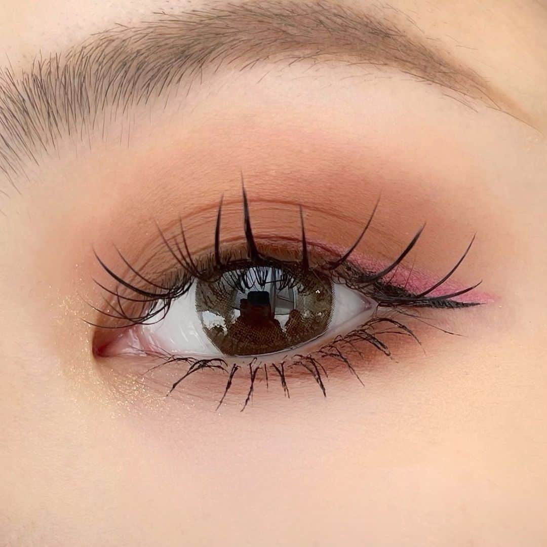 M∙A∙C Cosmetics Japanのインスタグラム：「肌になじみのよいアーストーンの色合いの12色アイシャドウパレット🐚🫧 マットとフロストの異なるテクスチャーの組み合わせで奥行きのある立体的な目元に✨  ＜使用製品＞ アイシャドウ × 12: パールエッセンス  Regram from @mac_hankyu.umeda  #MACパールエッセンス #MACPEARLESCENCE #MACコスメ #限定コスメ #新作コスメ #春メイク」