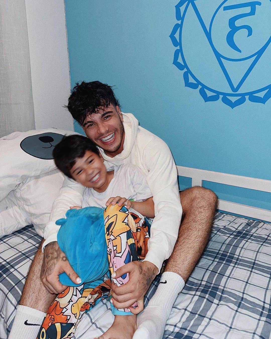 Sebastián Villalobosのインスタグラム：「qué loco es ver el tiempo correr… volver atrás y recordar con sonrisas lo bonito que ESAS personas especiales van depositando en nuestro corazón ♥️ feliz y afortunado de crecer a tu lado Gabichi!   Hoy tuve la fortuna de acompañar a mi hermanito en su cumpleaños número 9, hacerle su desayuno 🥞 y almuerzo favorito 🍝 y sólo me queda darle las gracias a Dios.. por permitirme estar aquí y ahora, presente celebrando la vida de un ser que me llena de vida! 🥳」
