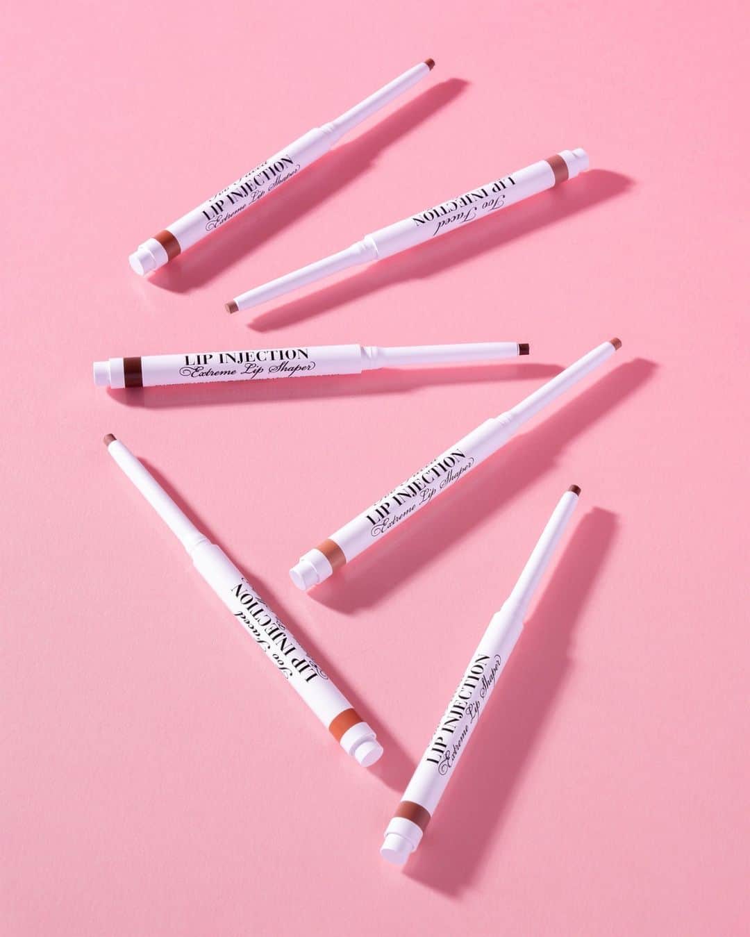 Too Facedのインスタグラム：「Feelin’ the burn ❤️‍🔥😂 Our NEW Lip Injection Extreme Lip Shapers deliver all day plumping & all day wear 💋😘 Available at Sephora at @kohls #toofaced #toofacedlipinjection #sephoraxkohls」