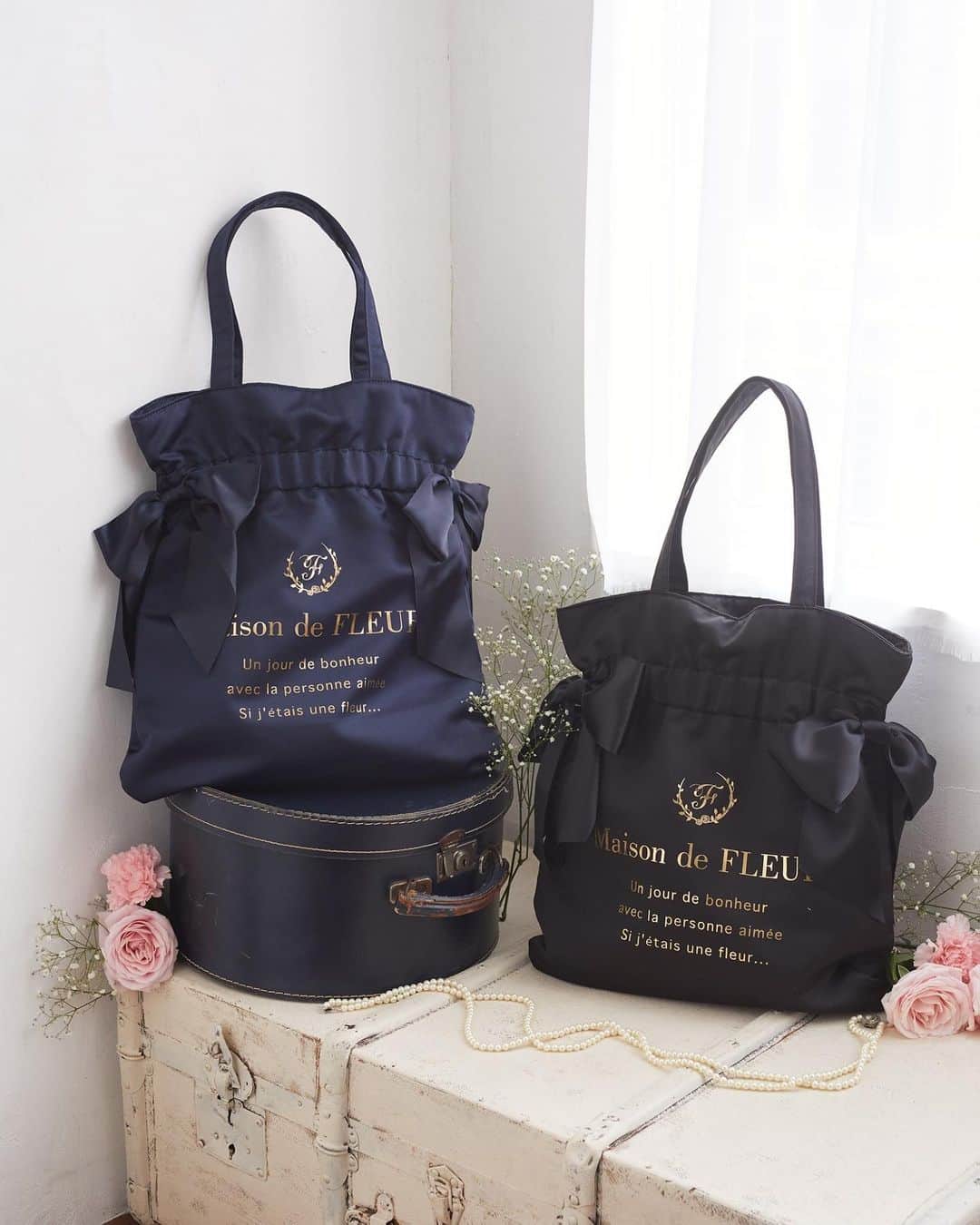 maisondefleur_pressさんのインスタグラム写真 - (maisondefleur_pressInstagram)「. くしゅっとよせたギャザーと 両サイドの大きなリボンがポイントの Maison de FLEURの定番トートバッグ  軽くて大容量なサイズ感なので、 お出かけ、通勤・通学、イベントや習い事など 様々なシーンで活躍します！  ご自身用にはもちろん、 ギフトにもおすすめのアイテムです◎  ※店舗により在庫状況が異なります。 詳しくは各店舗へお問い合わせ下さい。 ※Maison de FLEURのダブルリボントートバッグは 立体商標として登録済みです。  #maisondefleur#メゾンドフルール#フルール #通勤コーデ#バッグ#バッグの中身 #トートバッグ#大人コーデ#トートバッグコーデ #大人可愛い#くすみカラー#くすみカラーコーデ #通勤バッグ#くすみ色#春コーデ#大容量バッグ #通勤コーデ#2023spring#通学コーデ#大容量 #giftforher #kawaiibag #cutebags #pinkbags #귀여워 #가방 #선물 #생일선물 #일본」4月8日 12時09分 - maisondefleur_press