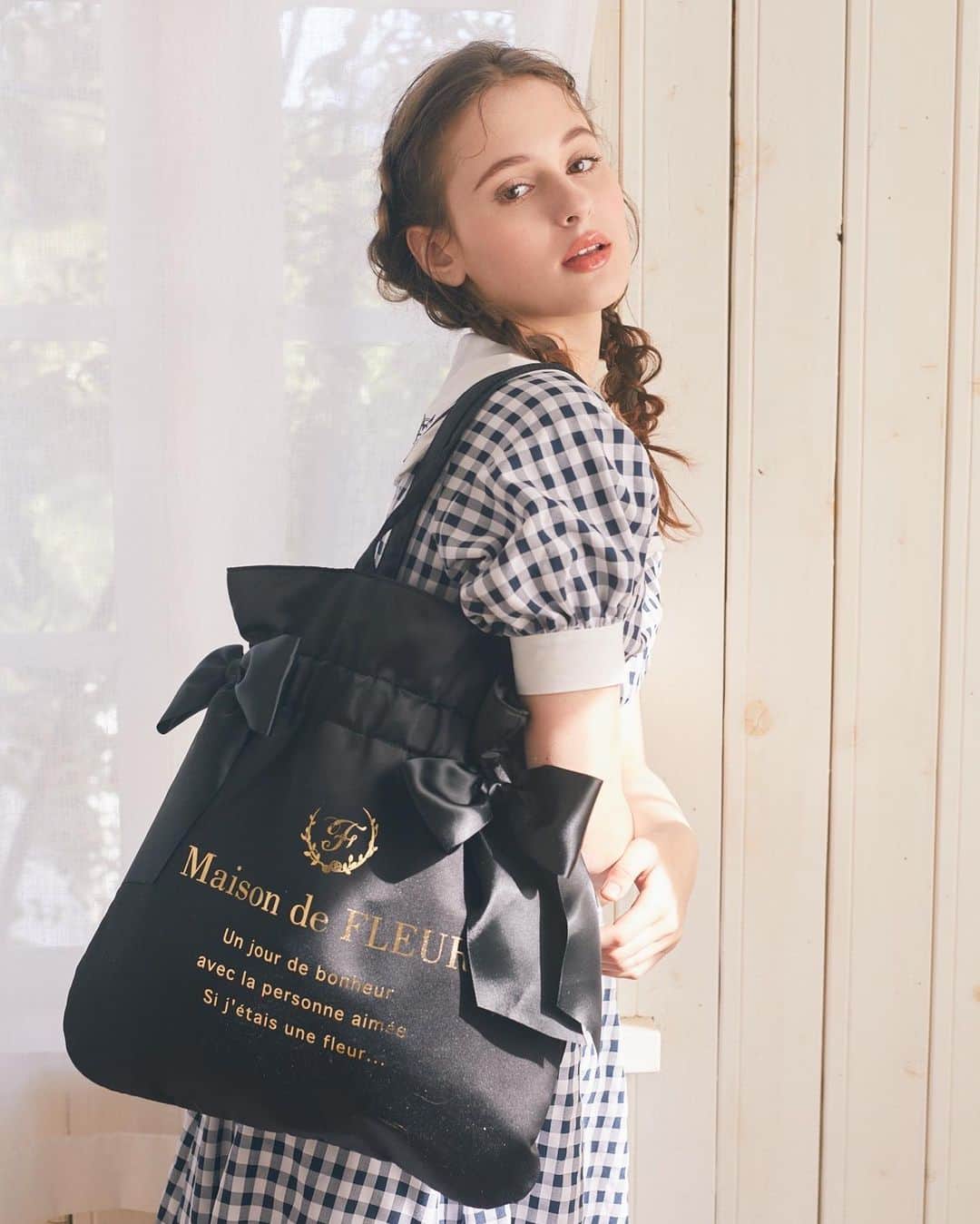 maisondefleur_pressさんのインスタグラム写真 - (maisondefleur_pressInstagram)「. くしゅっとよせたギャザーと 両サイドの大きなリボンがポイントの Maison de FLEURの定番トートバッグ  軽くて大容量なサイズ感なので、 お出かけ、通勤・通学、イベントや習い事など 様々なシーンで活躍します！  ご自身用にはもちろん、 ギフトにもおすすめのアイテムです◎  ※店舗により在庫状況が異なります。 詳しくは各店舗へお問い合わせ下さい。 ※Maison de FLEURのダブルリボントートバッグは 立体商標として登録済みです。  #maisondefleur#メゾンドフルール#フルール #通勤コーデ#バッグ#バッグの中身 #トートバッグ#大人コーデ#トートバッグコーデ #大人可愛い#くすみカラー#くすみカラーコーデ #通勤バッグ#くすみ色#春コーデ#大容量バッグ #通勤コーデ#2023spring#通学コーデ#大容量 #giftforher #kawaiibag #cutebags #pinkbags #귀여워 #가방 #선물 #생일선물 #일본」4月8日 12時09分 - maisondefleur_press