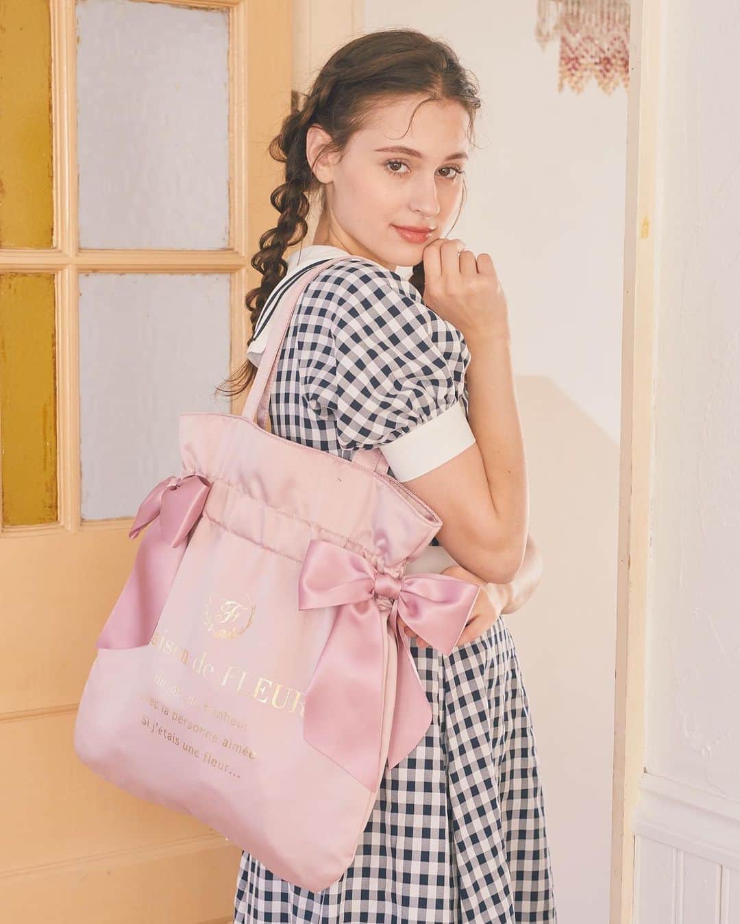 maisondefleur_pressさんのインスタグラム写真 - (maisondefleur_pressInstagram)「. くしゅっとよせたギャザーと 両サイドの大きなリボンがポイントの Maison de FLEURの定番トートバッグ  軽くて大容量なサイズ感なので、 お出かけ、通勤・通学、イベントや習い事など 様々なシーンで活躍します！  ご自身用にはもちろん、 ギフトにもおすすめのアイテムです◎  ※店舗により在庫状況が異なります。 詳しくは各店舗へお問い合わせ下さい。 ※Maison de FLEURのダブルリボントートバッグは 立体商標として登録済みです。  #maisondefleur#メゾンドフルール#フルール #通勤コーデ#バッグ#バッグの中身 #トートバッグ#大人コーデ#トートバッグコーデ #大人可愛い#くすみカラー#くすみカラーコーデ #通勤バッグ#くすみ色#春コーデ#大容量バッグ #通勤コーデ#2023spring#通学コーデ#大容量 #giftforher #kawaiibag #cutebags #pinkbags #귀여워 #가방 #선물 #생일선물 #일본」4月8日 12時09分 - maisondefleur_press