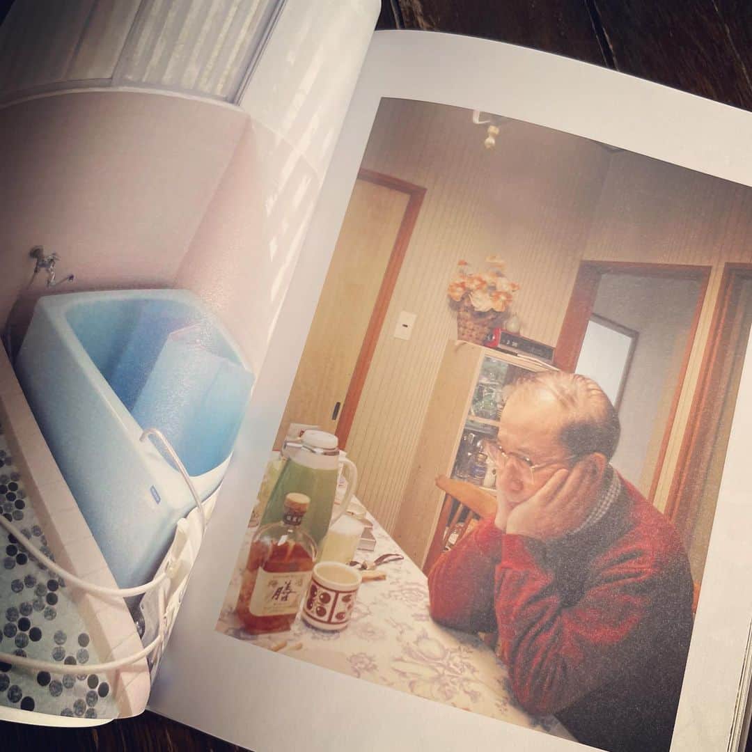 佐野史郎さんのインスタグラム写真 - (佐野史郎Instagram)「#軽井沢の別荘を売却することになりました #高橋晴子 #ワイズ出版 https://wides-web.com/416_karuizawa/  なんてステキな写真集‼︎ とあるおうちの物語だけど、胸に迫ります😌」4月8日 12時09分 - sanovabitch