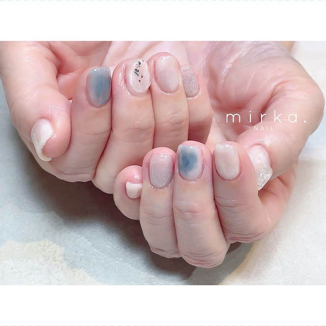 mirka. NAIL(ミルカネイル)のインスタグラム：「⁡ ⁡ ⁡ 沖縄へご旅行のお客様に𓆝 ⁡ ⁡ ⁡ 爽やかなデザインです⠜ ⁡ ⁡ ⁡ ………………………………………………………… ⁡ ご予約、お問い合わせは LINE ID⇒ @mirka.nail (@含む)まで。 ⁡ ご新規様はハイライトの「ご案内」と「ご予約方法」を必ずお読みいただいてからご予約くださいますようお願いいたします。 空き状況や詳細はLINEの投稿からご確認ください。 ⁡ ⁡ ⁡ ⁡ #mirkanail#nails#nail#nailart#naildesign #ショートネイル#ネイルアート#ネイルデザイン#ネイル#大人ネイル#シンプルネイル#オフィスネイル#ニュアンスネイル#ナチュラルネイル#カジュアルネイル#ショートネイルデザイン#美甲#春ネイル#春ネイル2023 #プライベートサロン#プライベートネイルサロン#東京ネイルサロン#東京ネイル#江東区ネイルサロン#森下#清澄白河 ⁡」