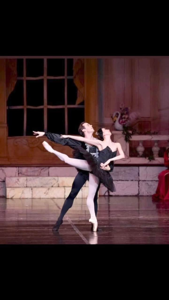 加治屋百合子のインスタグラム：「“Swan Lake” with @connorlwalsh @mobileballet 🦢 Beautiful image in the end captured by @renatapavam 💓  コナー王子とゲスト出演した「白鳥の湖」より🦢  Pointe shoes/ポワント🩰: @virtisse   #ballet #ballerina #dance #dancer #artist #asian #japanese #houstonballet #performance #swanlake #mobile #alabama #mobileballet #costume #tutu #thankful #memories バレエ #バレリーナ #ダンス #ダンサー #アーティスト #感謝 #思い出」