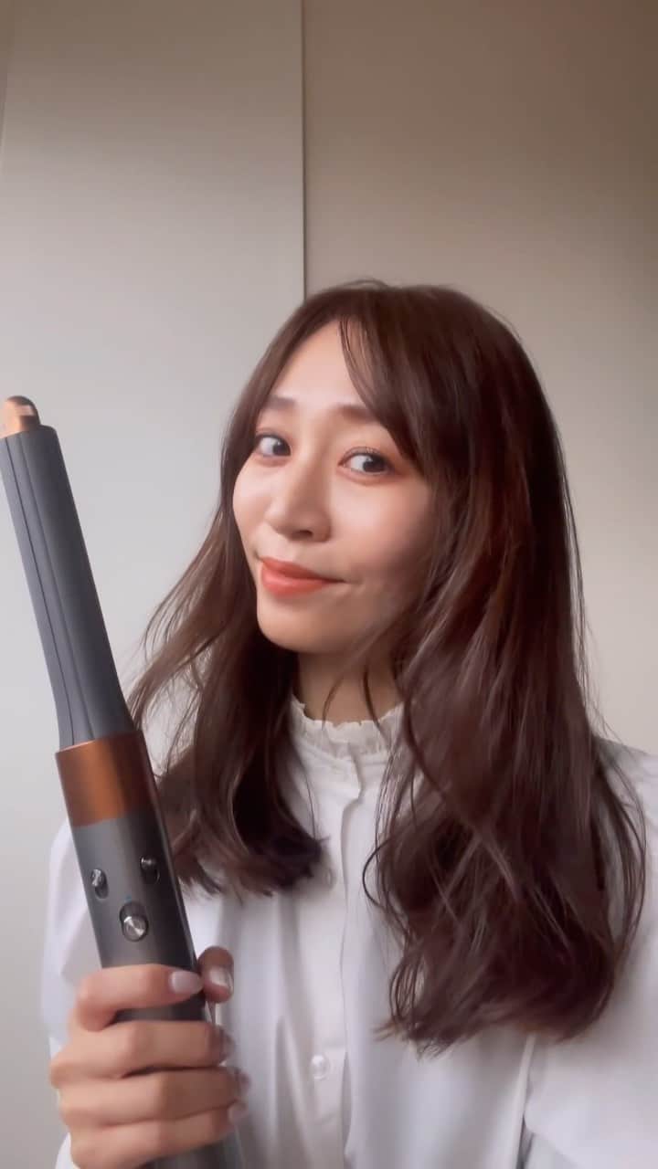 鈴木優美 のインスタグラム：「昨日ストーリーですごく反響があった @dysonhair_jp ダイソンエアラップ💛 まるで空気で巻かれているかのようなシルエットを生み出すヘアスタイルドライヤーと、勝手に命名したくなるほどすごい〜✨ 巻き髪もストレートヘア(ブロー)も、風力もありしっかり乾くドライ機能、浮き毛対策もできる一台で4役も！ コンパクトに付け替えができます🙆‍♀️ 数十秒で髪が巻けていくのを見ているとテンション上がりますね😍 左右で内巻き、外巻きにしてみました！ 簡単に内外の切り替えができるんです👏 これは良き💕 ちなみに我が家は掃除機も空気清浄機もダイソンなんです😚 機能的にもインテリアに馴染むところもお気に入り。 このエアラップはぜひ体感してもらいたい！！！✨ . . . #ダイソンエアラップ #ダイソンビューティー #PR」