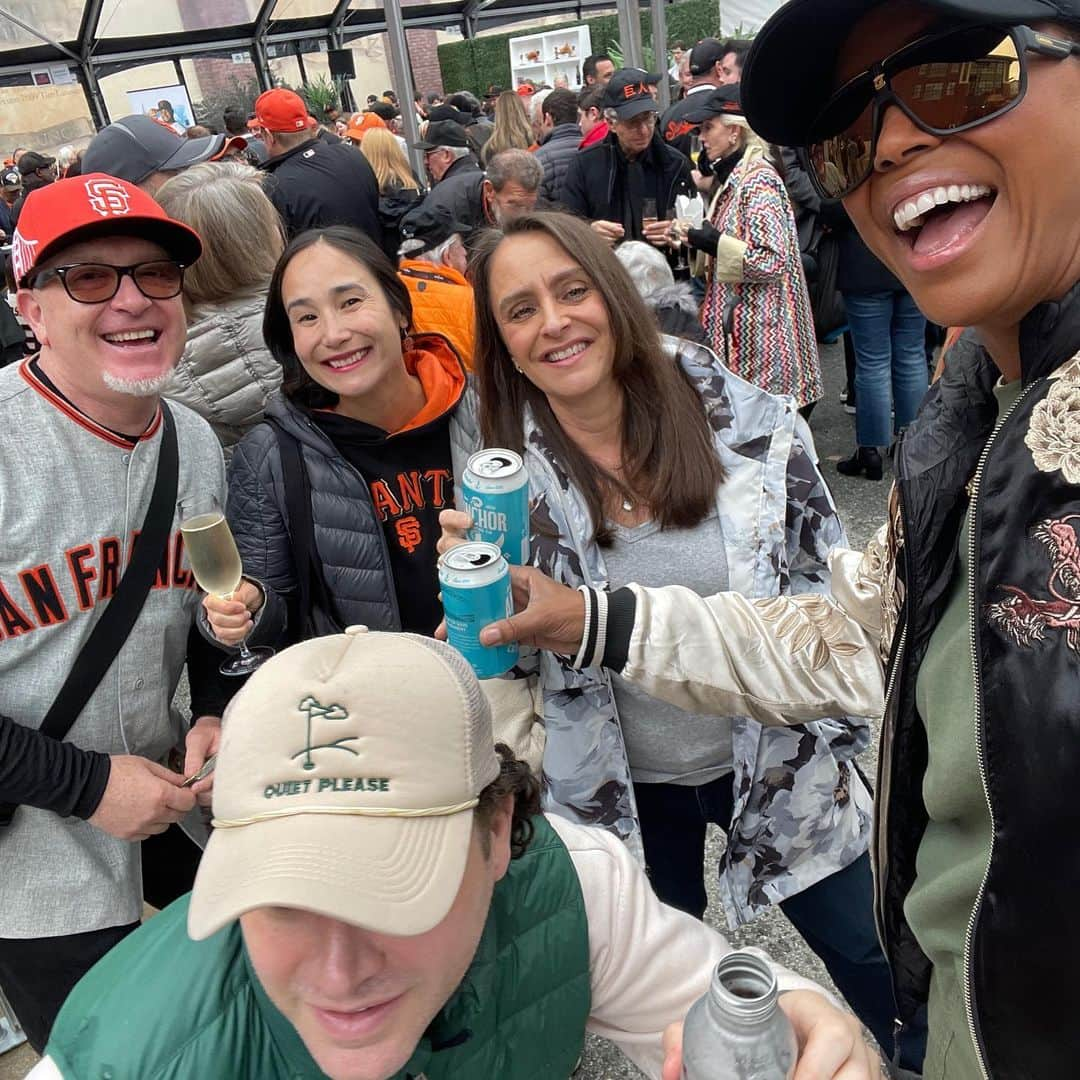 アイシャ・タイラーさんのインスタグラム写真 - (アイシャ・タイラーInstagram)「Opening Day @sfgiants at @oraclepark. So honored and excited to be throwing out the first pitch tomorrow in my beloved hometown. Local girl representing the trailblazers. Hoping one day we blaze trails ourselves. Get gone. ✊🏾🧡 @hellosunshine @appletvplus  @jennifer.garner  #thelasthinghetoldme  #grogu」4月8日 12時18分 - aishatyler