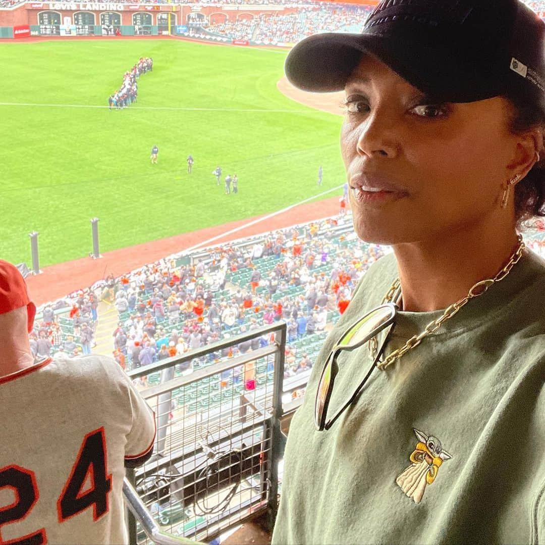 アイシャ・タイラーのインスタグラム：「Opening Day @sfgiants at @oraclepark. So honored and excited to be throwing out the first pitch tomorrow in my beloved hometown. Local girl representing the trailblazers. Hoping one day we blaze trails ourselves. Get gone. ✊🏾🧡 @hellosunshine @appletvplus  @jennifer.garner  #thelasthinghetoldme  #grogu」