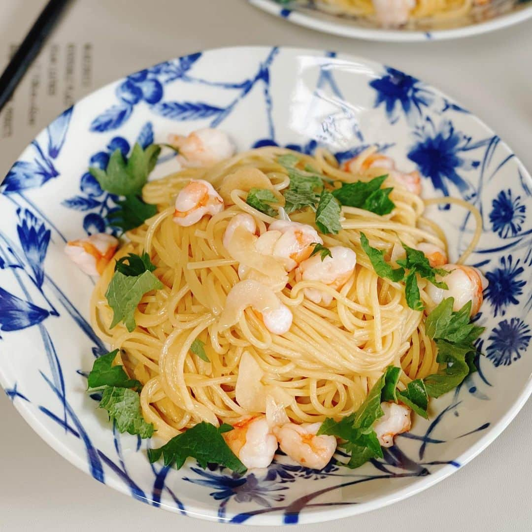 ゆうきのインスタグラム：「先日、ランチに作ったパスタ😋 ガーリックバターが食欲そそる、 エビのスパゲッティレシピ。  ✏︎レシピ⬇︎ 〜エビのガリバタスパゲッティ〜 【材料（2人分）】 ・スパゲティ……180g ・むきエビ……80〜100g → 食べやすい大きさに切る ・大葉……6枚 → 適当にちぎる ・塩……小さじ2杯 ・オリーブオイル……適量 a.にんにく……2かけ → 芽を取り除きスライスする a.オリーブオイル……大さじ2杯 b.しょうゆ……小さじ2.5杯ほど b.バター……10g  【作り方】 1. 鍋に1.5ℓの湯を沸かし、塩を入れてスパゲティを入れ、茹でていく。  2.フライパンに（a）を入れて中火にかけ炒める。香りがたったらエビを加える。さっと炒めたら、1の茹で汁をおたま1杯（50ccほど）入れて、フライパンを回しながら、さっと加熱する。  3. 表記より1分ほど早めに茹で上げたスパゲティを2に加えたら（b）を加えて素早く混ぜ合わせる。仕上げにオリーブオイルを回しかけて器に盛り付け、大葉を散らして完成。  #おうちごはん#お昼ごはん#昼ご飯#パスタ#スパゲッティ#レシピ#簡単レシピ#おうちカフェ#エビ#マカロニメイト#フーディーテーブル #lunch#japanesefood#foodpic#pasta」