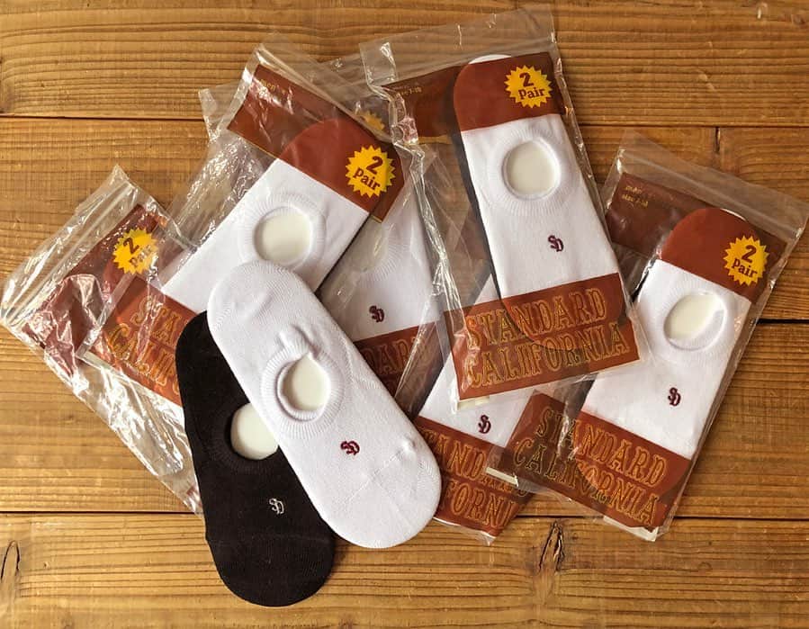 のインスタグラム：「SD Ankle Socks 2Pが入荷しました‼︎  足元をスッキリ見せるスタイリングには欠かせないアンクルソックス。  その面積の少なさゆえ、履いていて脱げてしまうというストレスを抱えている方も多いはず。  Standard Californiaのオリジナルアンクルソックスは、そんな弱点をクリア。  シリコンの滑り止めで脱げにくくするのではなく、踵を包み込む形状に編み上げています。 この立体的なフォルムが足にフィットし、見事に脱げにくくしてくれます。  デザインはシンプルにSDロゴの刺繍のみ。 Black、Whiteの2足セットで1パックとなります。  @standardcalifornia_os  @standardcalifornia_movie   #standardcalifornia #スタンダードカリフォルニア #socks #靴下 #ソックス #anklesocks #アンクルソックス #internationalshipping #overseashipping #worldshopping #worldshoppingjp」